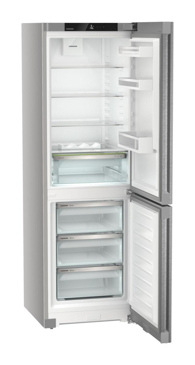 Ein offener Kühlschrank, der Regale, Schubladen und Lebensmittelbereiche zeigt.