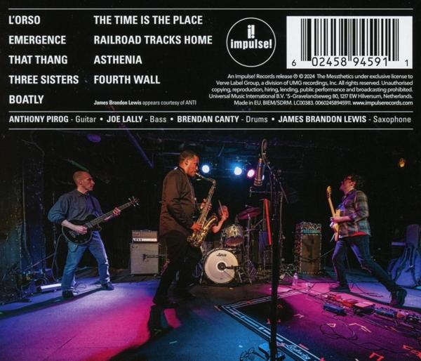 CD-Cover mit Live-Band, Lichtern und Instrumenten. Weißer Hintergrund.
