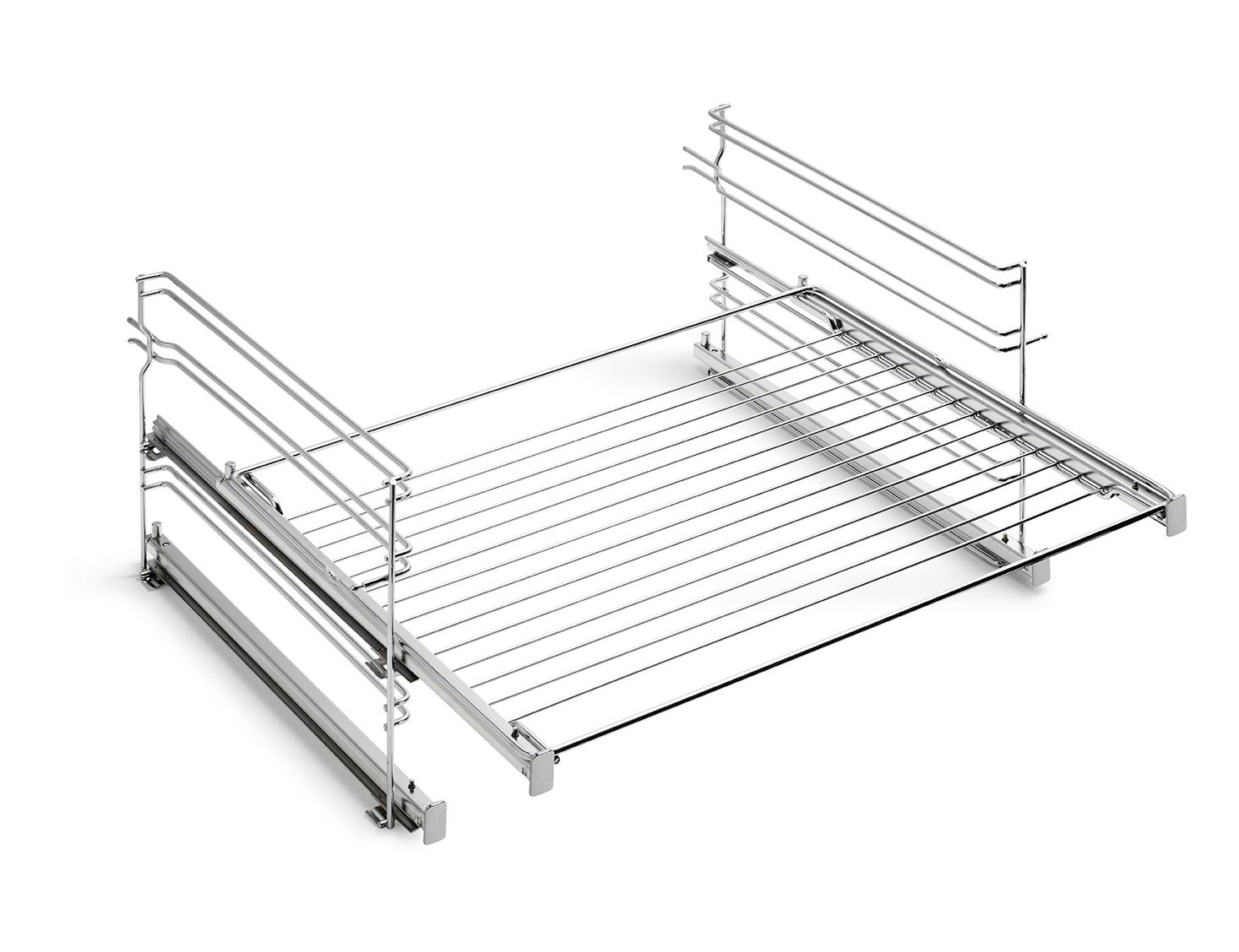 Ein Metall-Ofenrost auf weißem Hintergrund. Der Rost ist silberfarben mit Gittermuster.