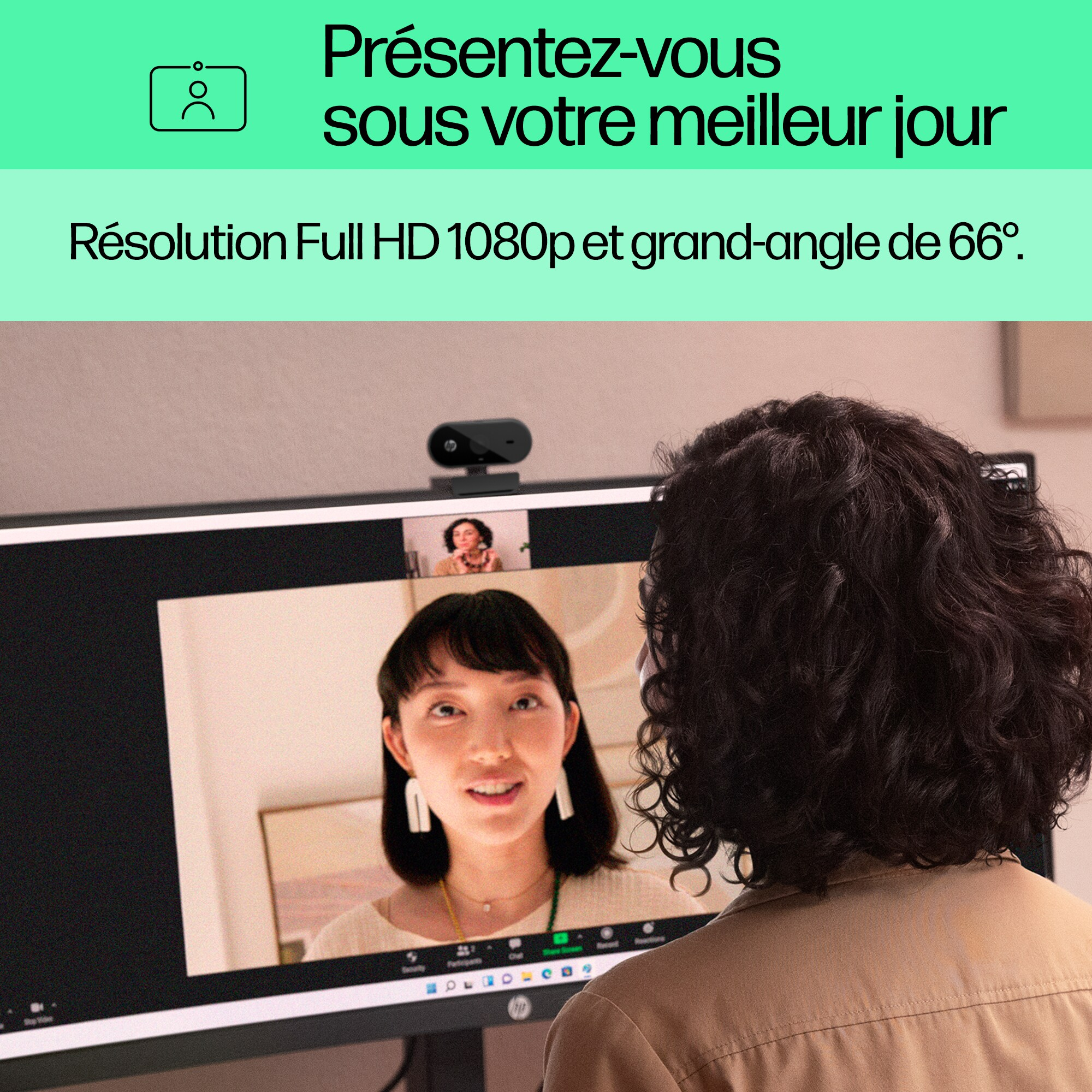 Une personne est en appel vidéo. L'écran montre une femme souriante et le texte 'Present yourself'.