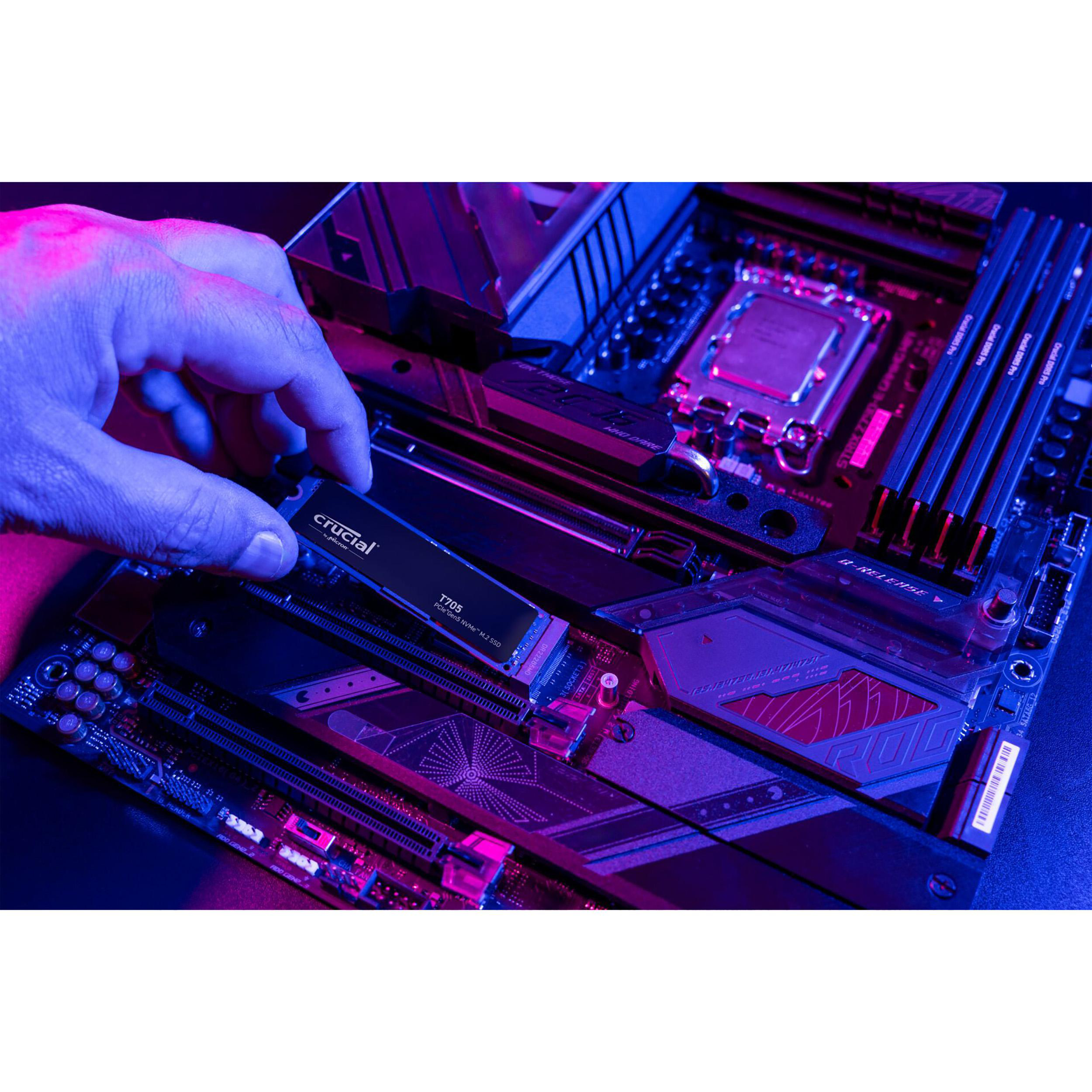 Eine Hand, die eine schwarze Crucial SSD in ein Mainboard mit blauem und violettem Licht einbaut.