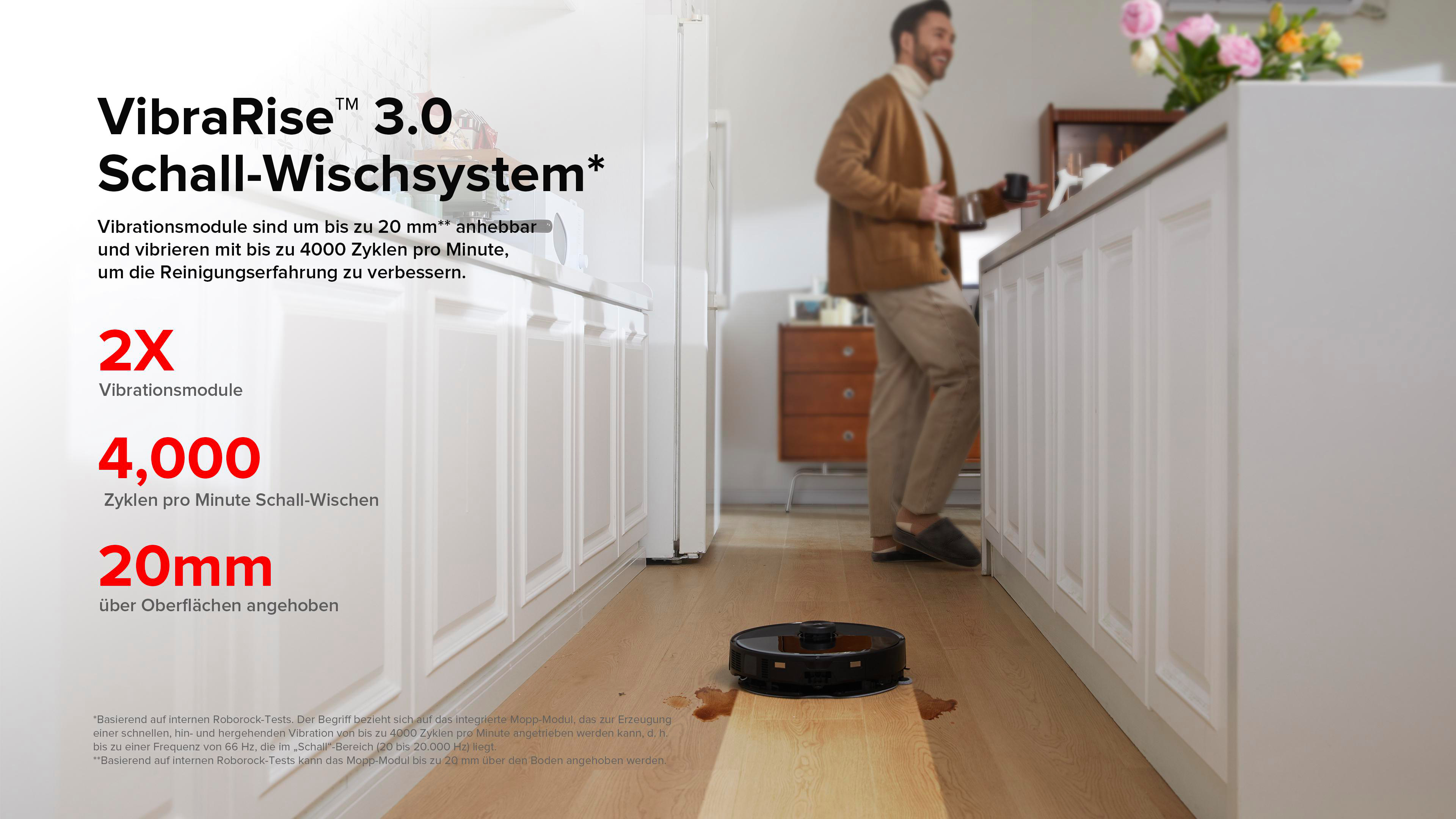 Ein Roboter-Staubsauger auf Holzboden, in der Nähe eines Mannes. Text beschreibt seine Reinigungsfunktionen.