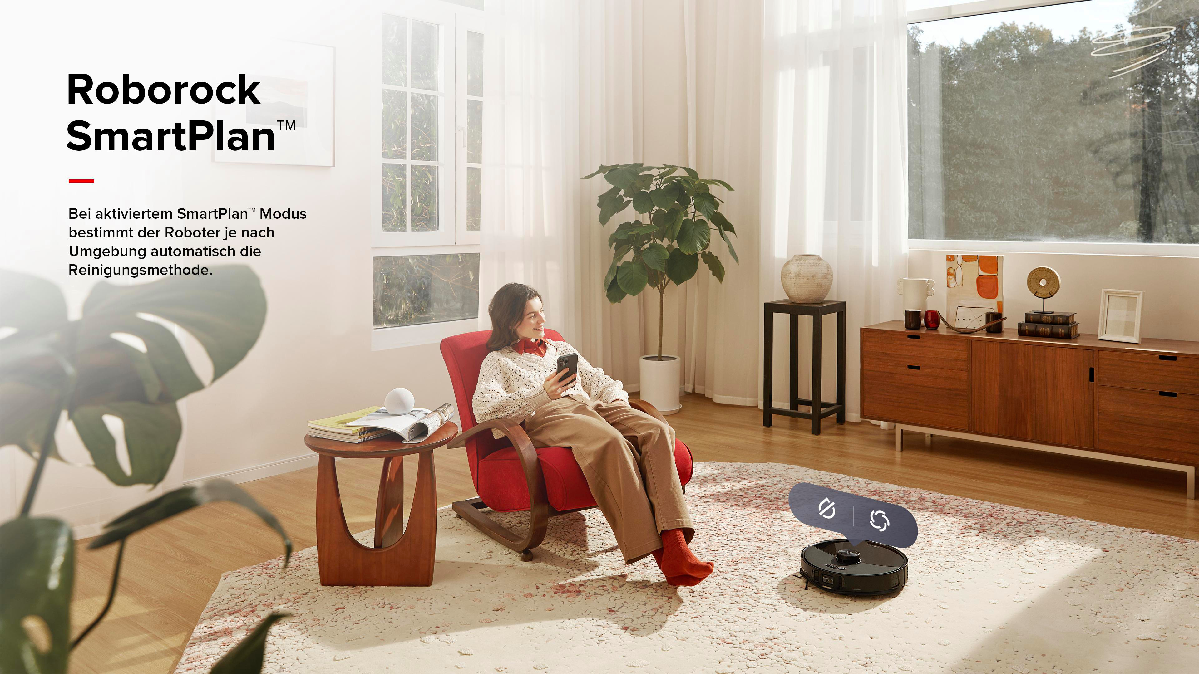 Frau sitzt, Roboter-Staubsauger auf Teppich, Text: Roborock SmartPlan.