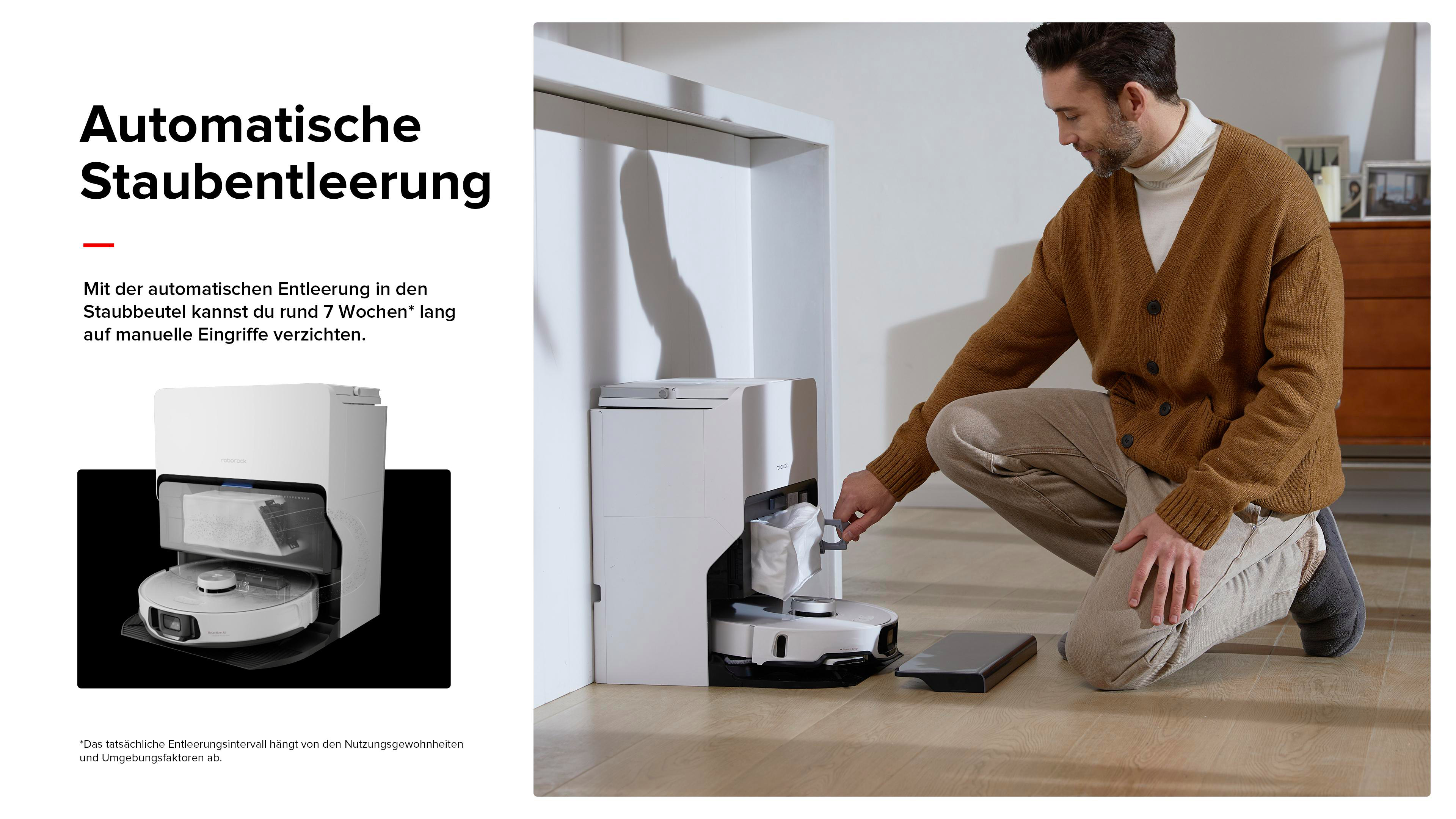 Mann mit braunem Cardigan holt Staubbeutel aus weißem Roboterstaubsauger.