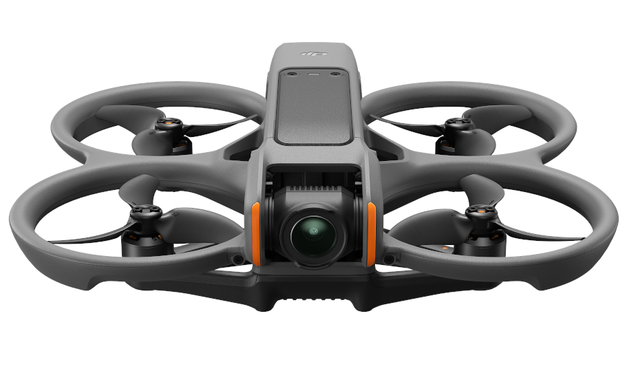Dron DJI Avata, szary i pomarańczowy design, z widocznymi śmigłami.