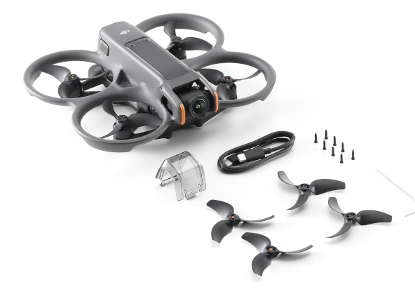 Dron z akcesoriami. Dron szary i czarny z kamerą. Białe tło.