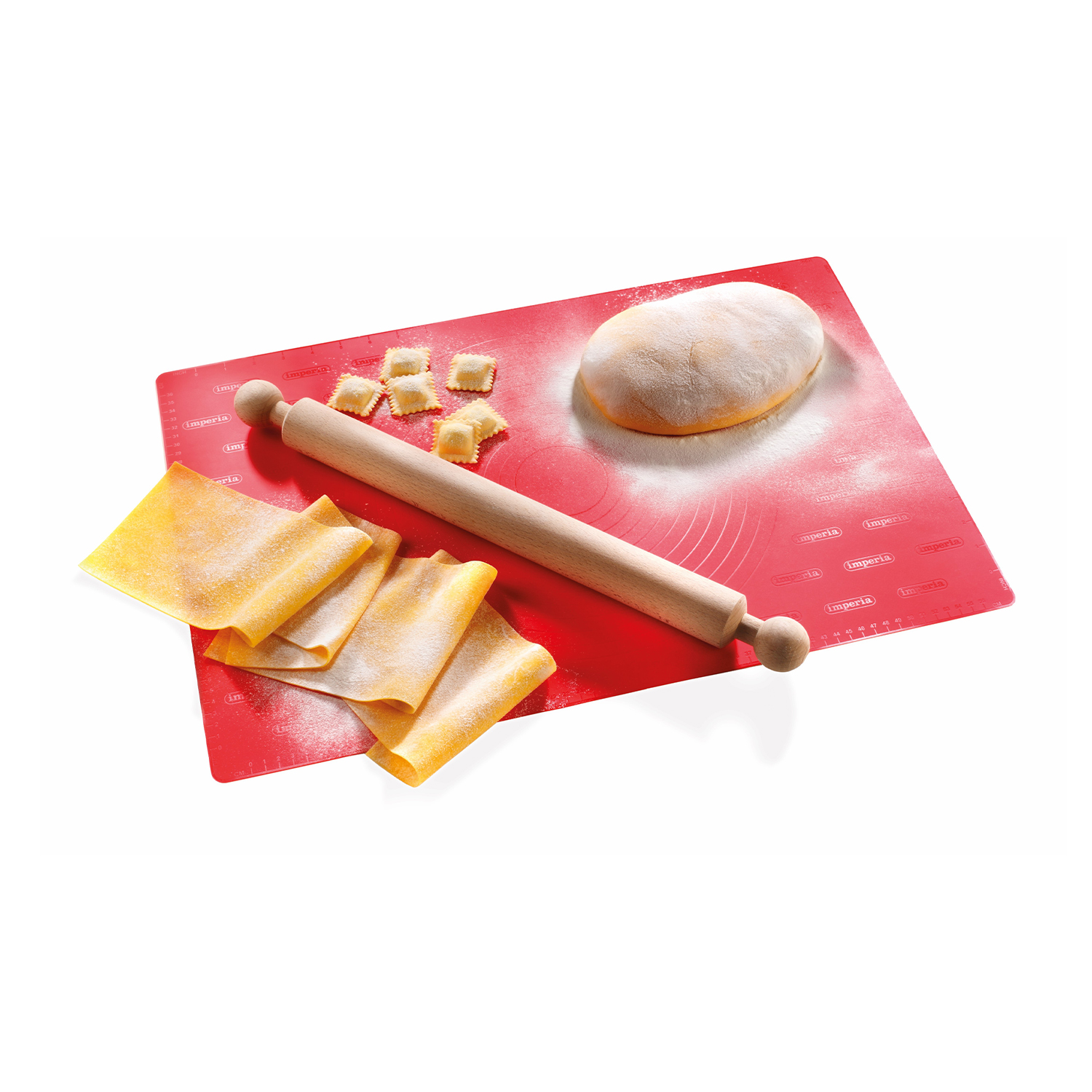 Tappetino rosso con pasta, impasto e matterello. Alcuni quadrati di pasta sono sul tappetino.