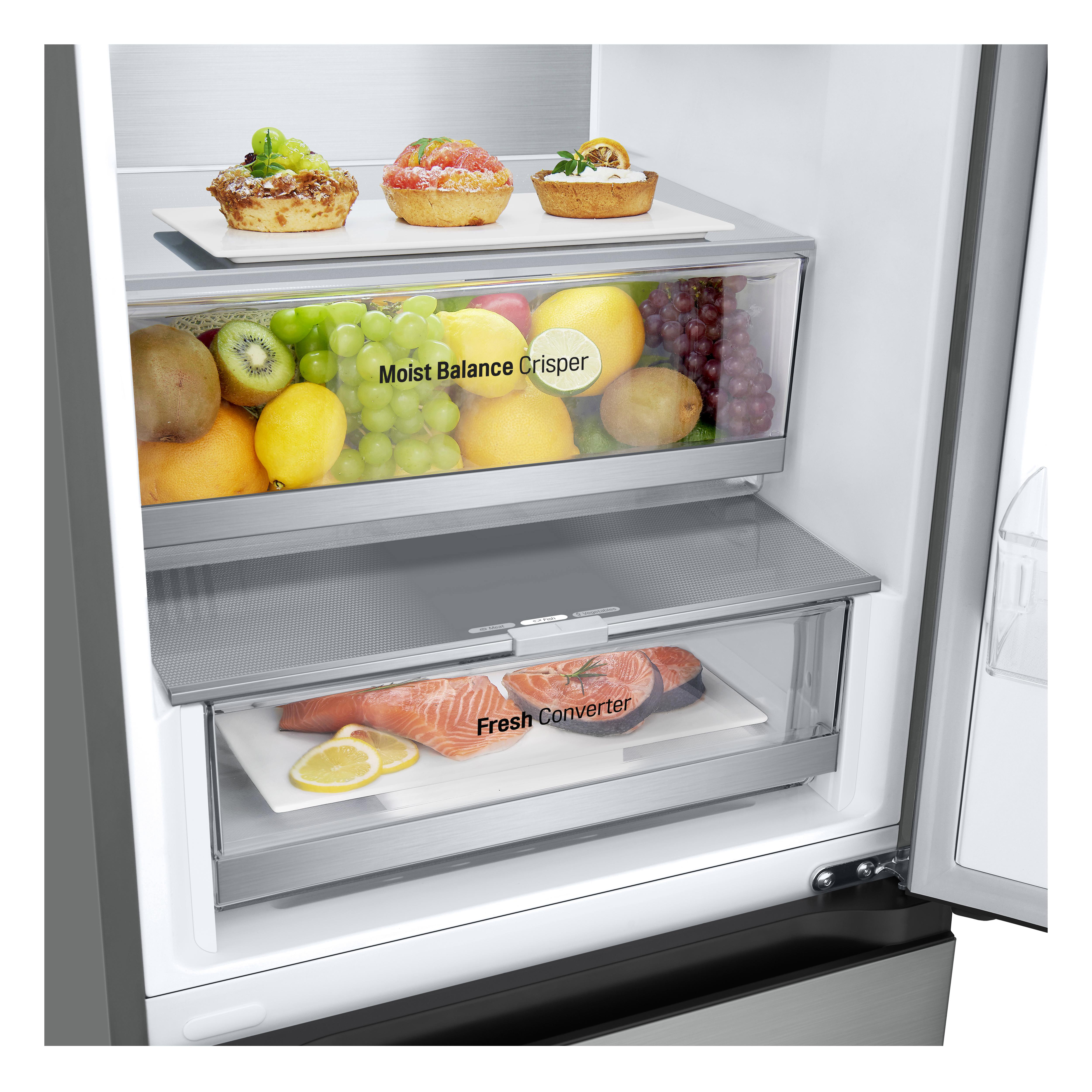Offener Kühlschrank zeigt Schubladen mit Essen: Gebäck, Obst, Gemüse und Lachs.