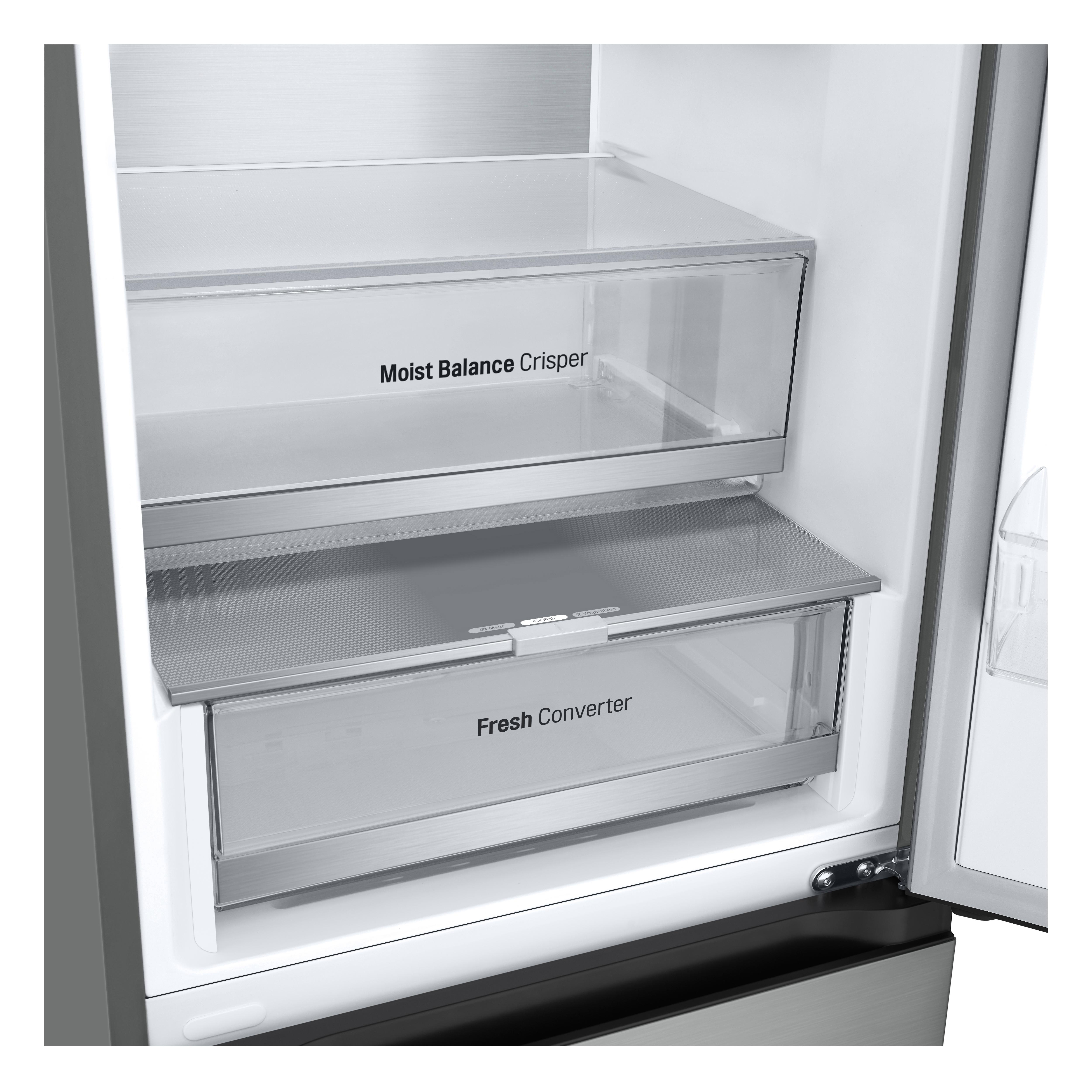 Kühlschrankinnenraum, klare Schubladen beschriftet: Moist Balance Crisper, Fresh Converter.