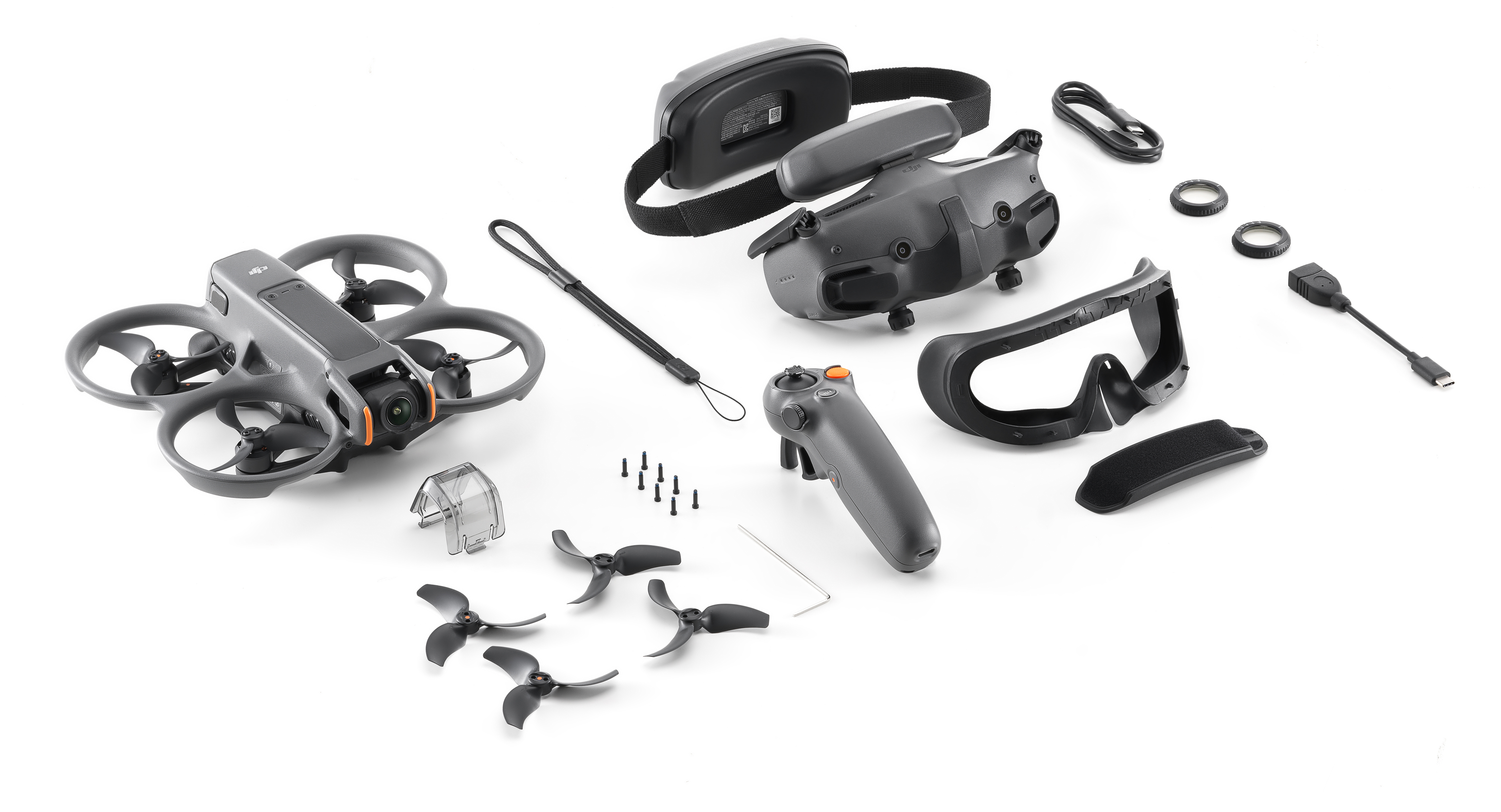 Kobieta odkurza dywan. Ma na sobie dżinsy i brązową górę. Odkurzacz jest turkusowy.