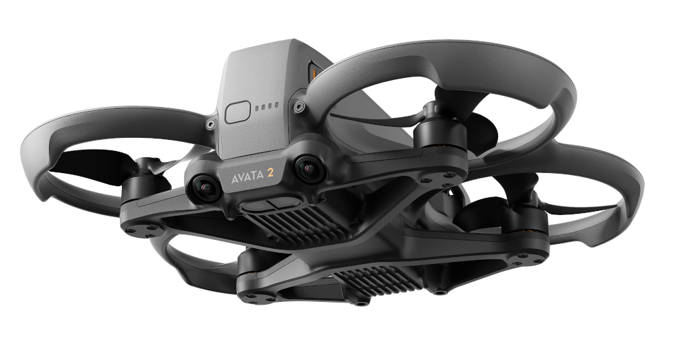 Dron, czarny i szary. Ma cztery śmigła i kamerę z przodu.