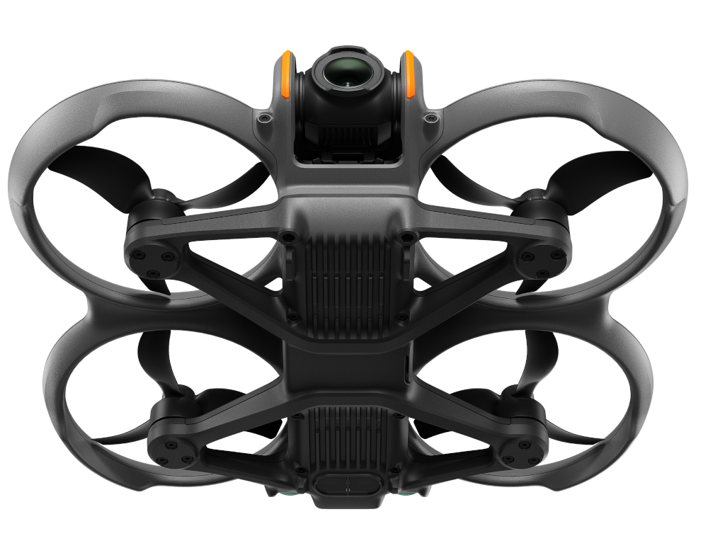 Dron z czterema śmigłami. Jest czarny i szary z pomarańczowymi akcentami. Tło jest białe.