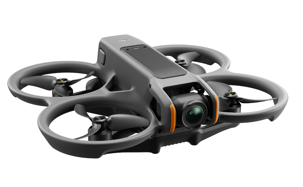 Szary dron z pomarańczowymi akcentami na białym tle.