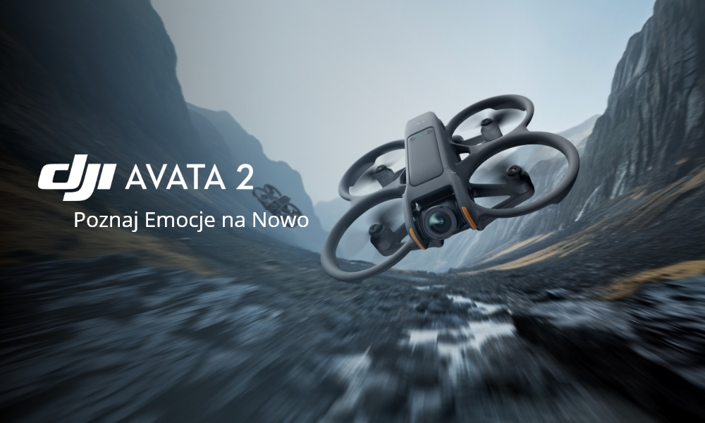 Dron w locie nad krajobrazem. Tekst brzmi 'DJI AVATA 2' i 'Poznaj Emocje na Nowo'.
