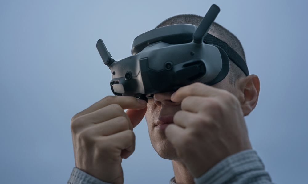 Mężczyzna w zestawie VR, regulujący dopasowanie.