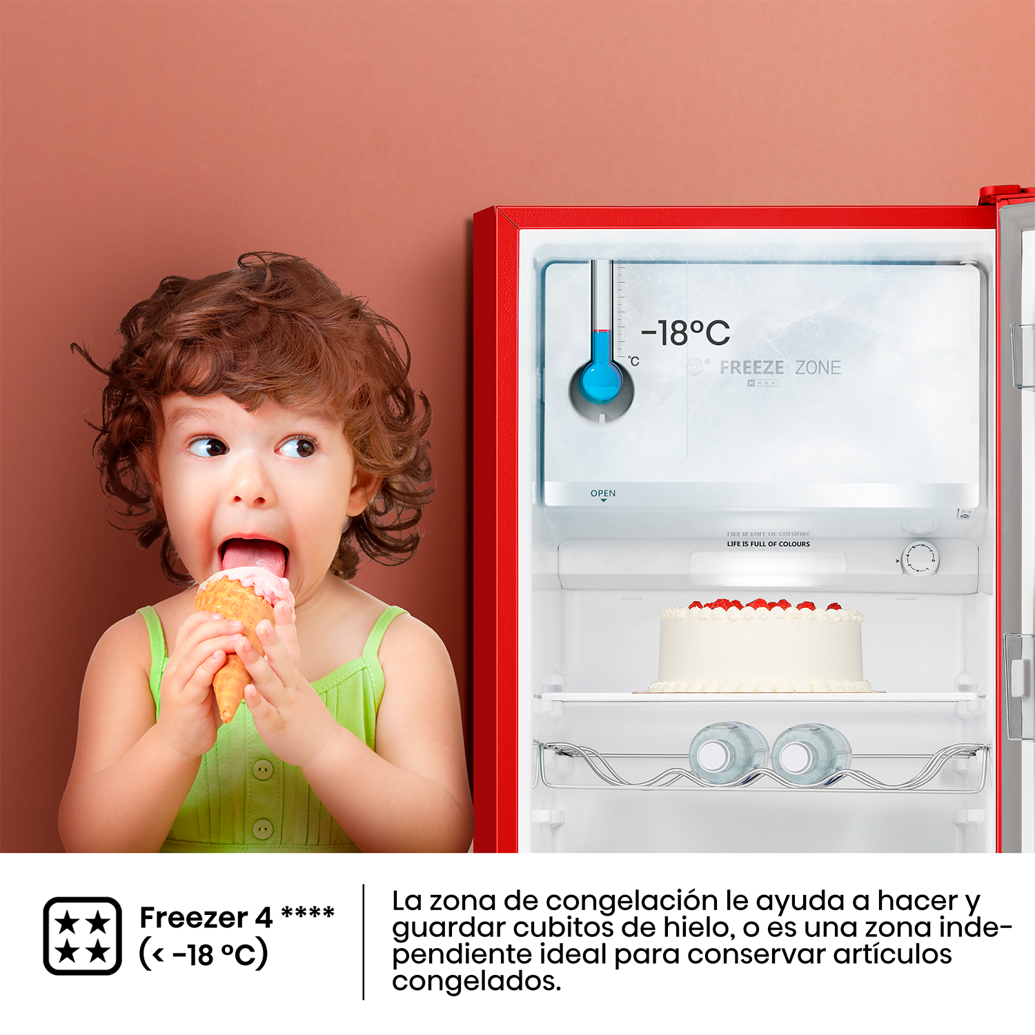 Un niño comiendo un cono de helado cerca de una nevera roja abierta, con un pastel dentro.