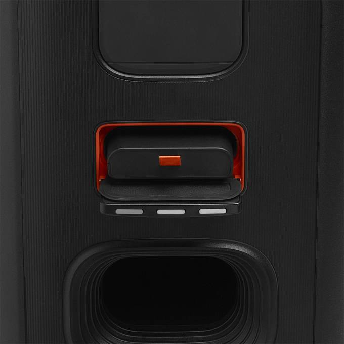 Primer plano de un altavoz negro que muestra un compartimento de batería e indicadores de carga.