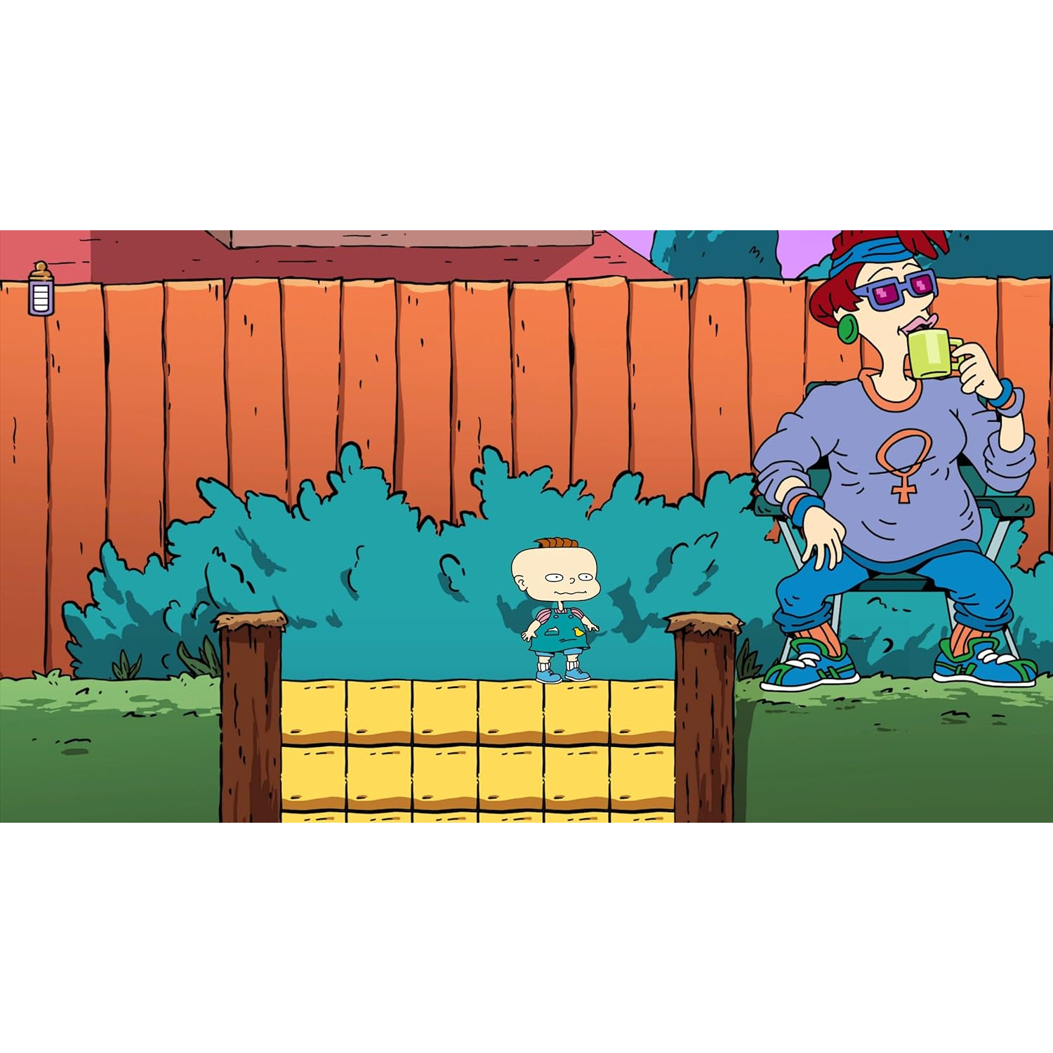 Cartoonscene met een peuter en een vrouw met een drankje in een achtertuin.