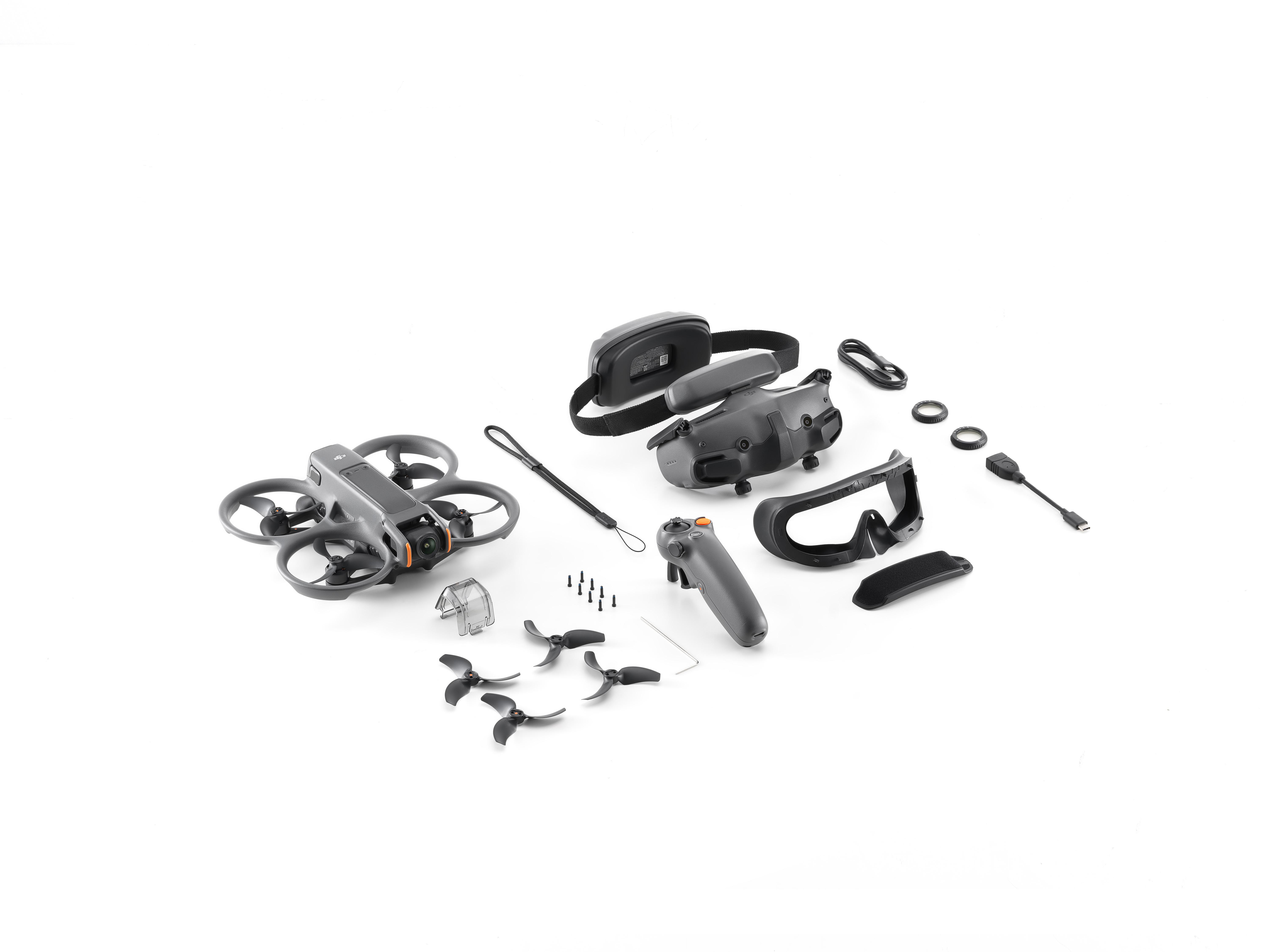 Drohnen-Kit: Drohne, Brille, Controller, Propeller, Ladegerät, Schrauben und andere Artikel.