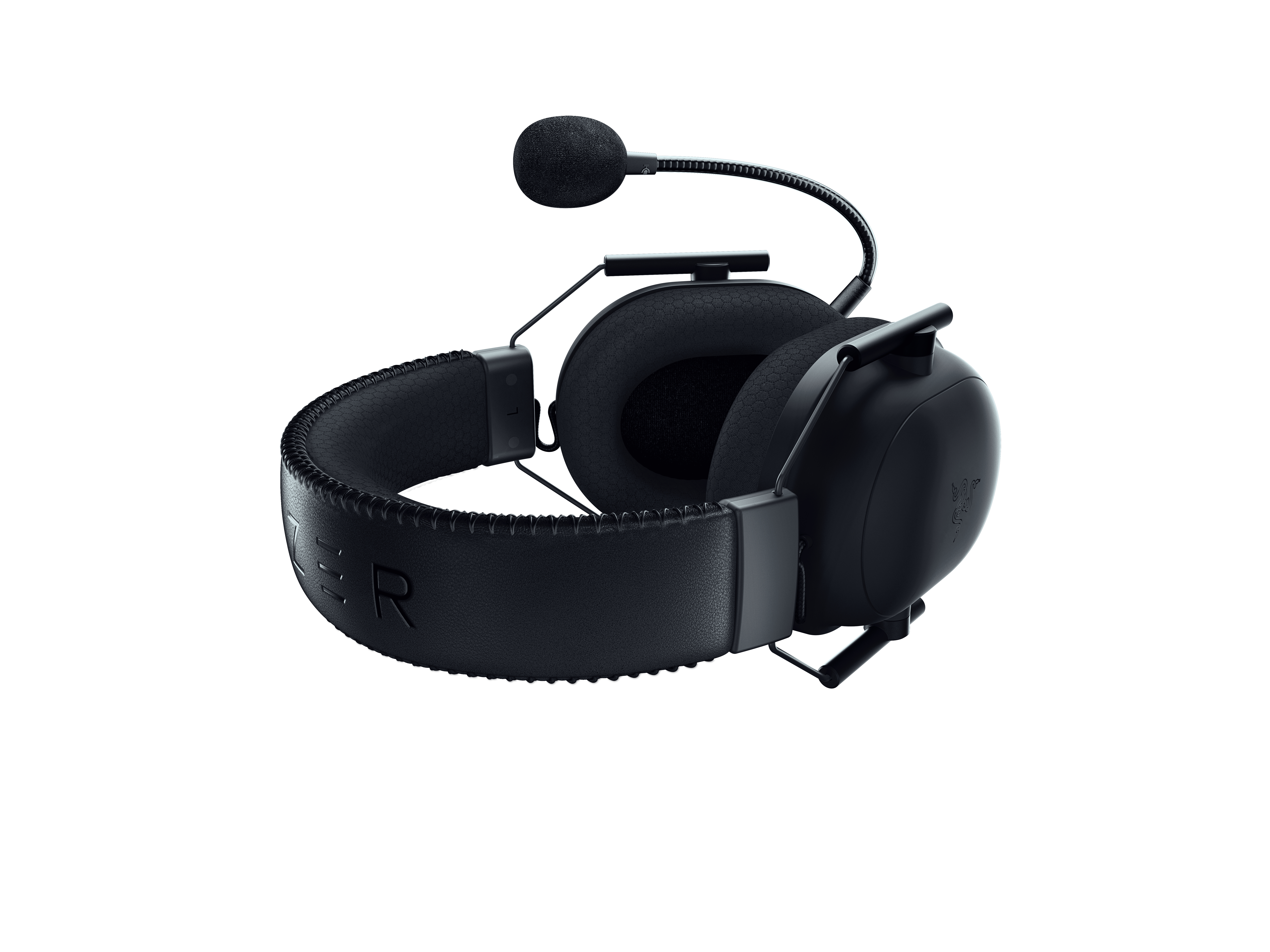 Schwarzes Gaming-Headset mit Mikrofon auf weißem Hintergrund.