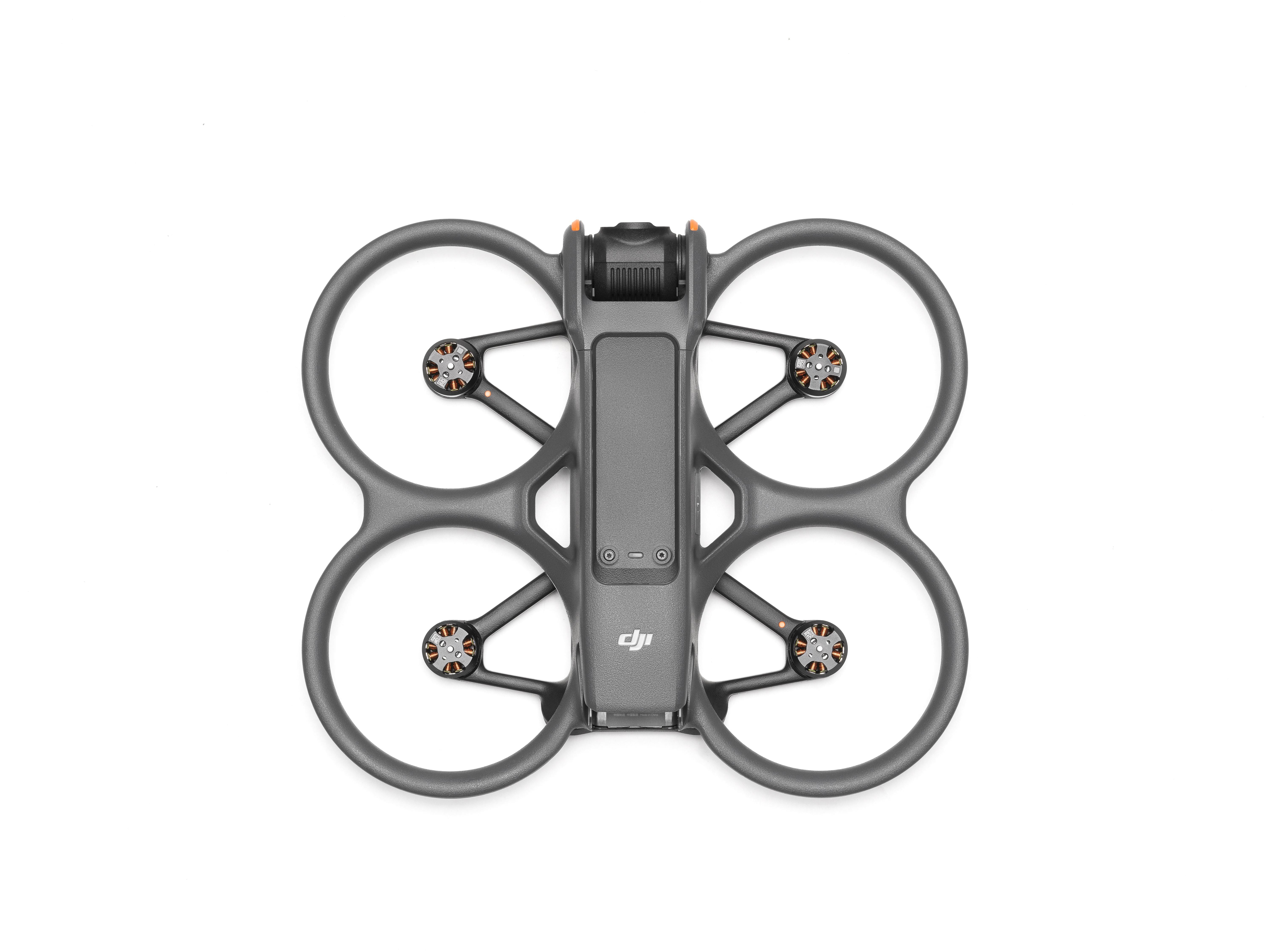 Eine graue DJI-Drohne auf weißem Hintergrund, von oben betrachtet.