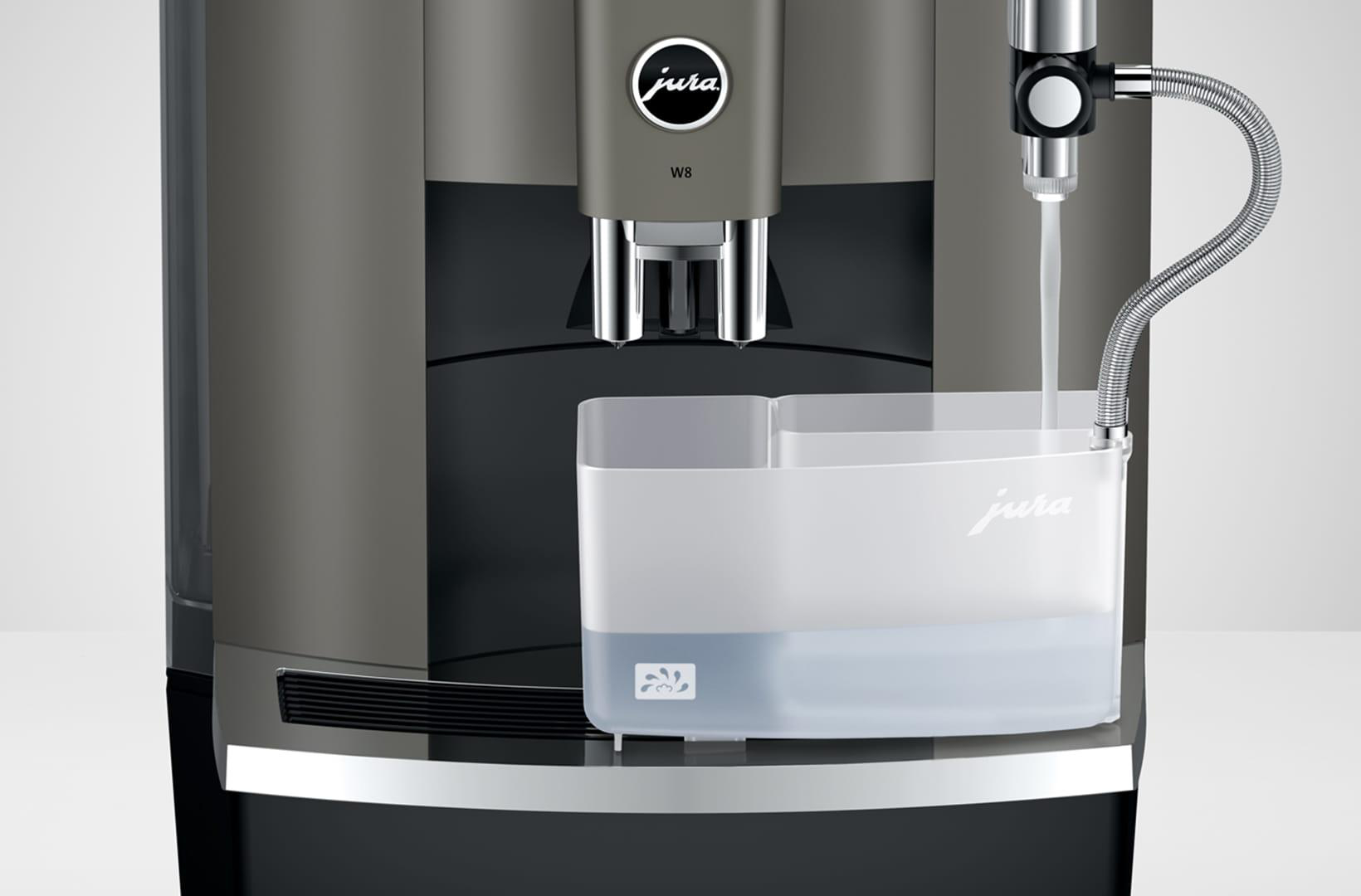Kaffeemaschine, Wasser füllt einen transparenten Behälter. Modell Jura W8.