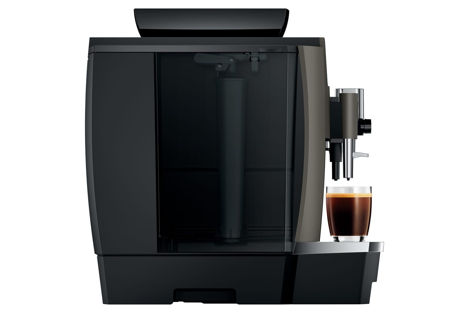 Schwarz-graue Kaffeemaschine mit Kaffeeglas.