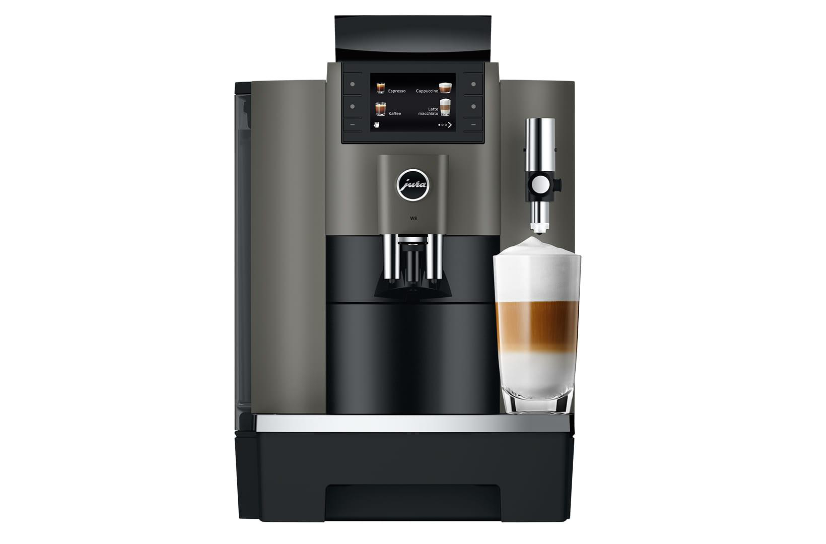 Eine Jura E8 Kaffeemaschine, die einen Latte zubereitet. Die Maschine ist grau und schwarz.