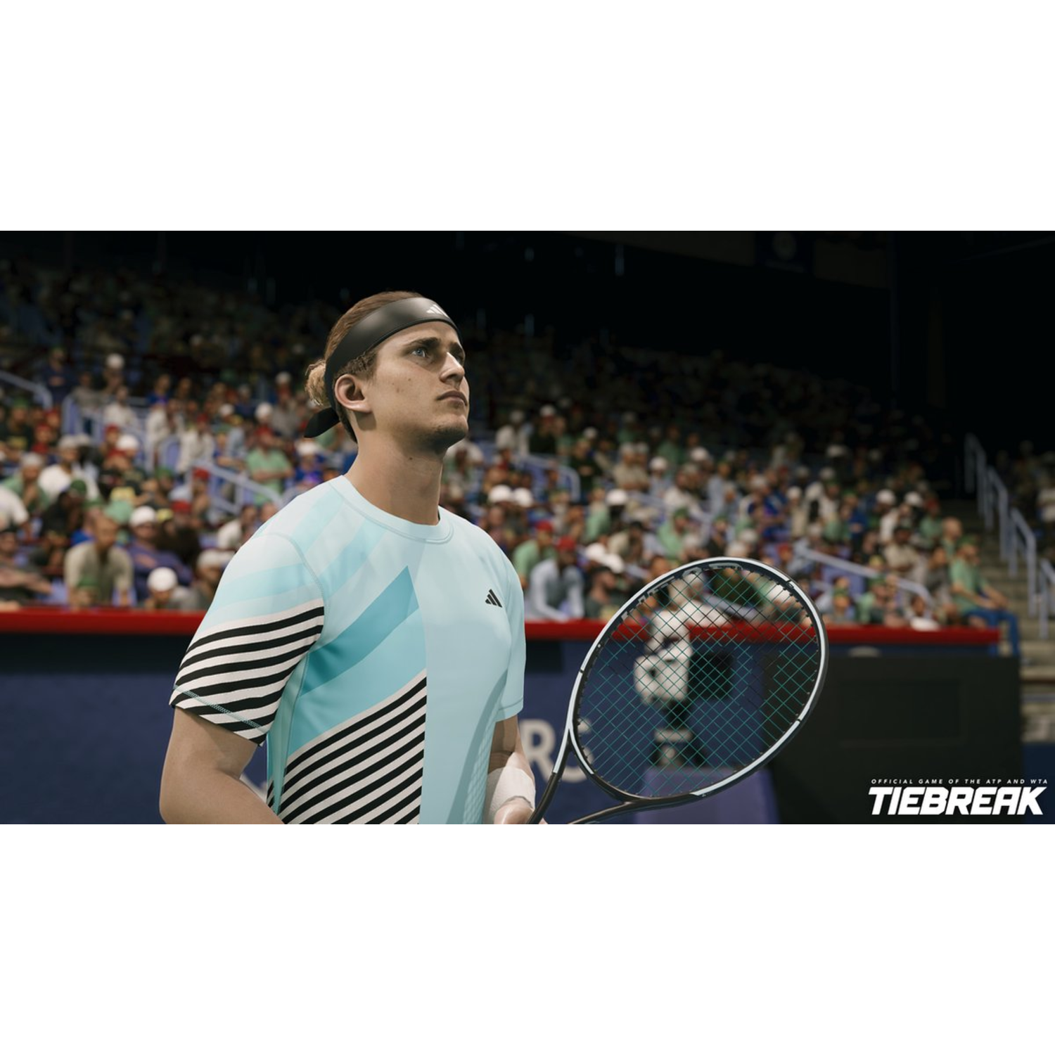 Een tennisser in een blauw shirt met een racket, publiek op de achtergrond.