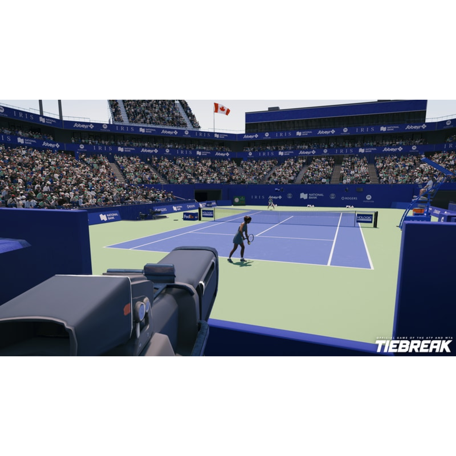 Tennisbaan met spelers, een camera en toeschouwers op de tribune, officiële ATP/WTA-wedstrijd.