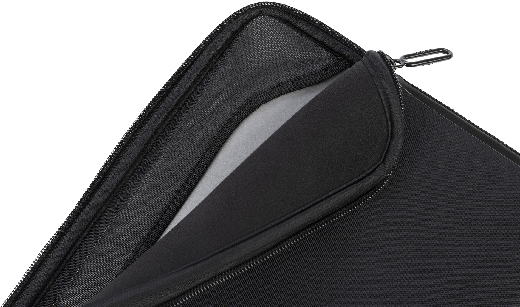 Eine schwarze Laptop-Hülle mit Reißverschluss, teilweise geöffnet, zeigt ein graues Innere.