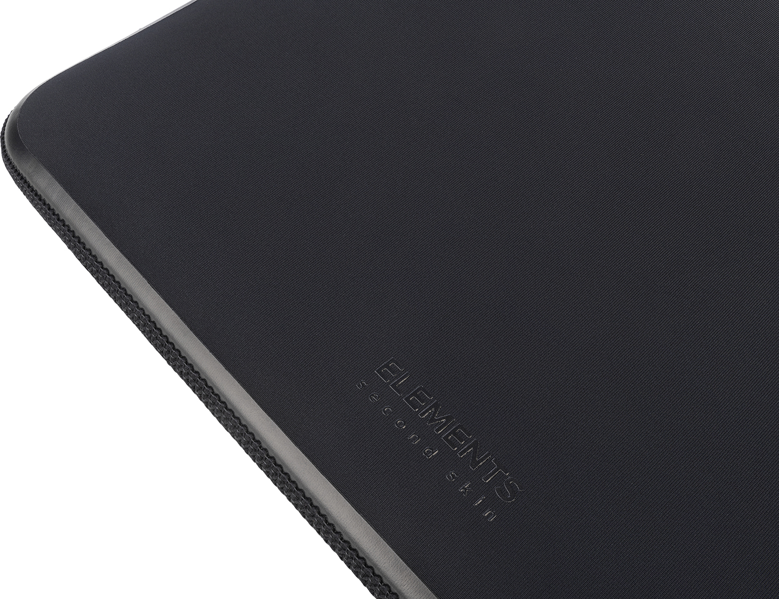 Schwarzes Mousepad mit dem geprägten Text 'ELEMENTS second skin'.