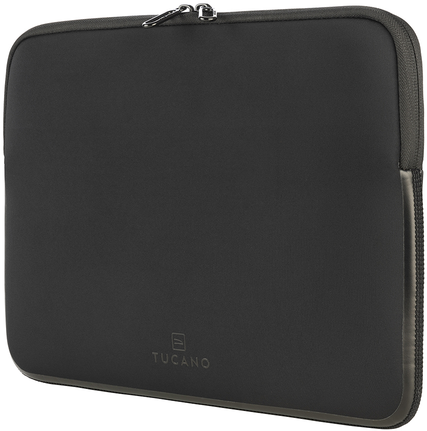 Schwarze Tucano Laptoptasche mit Reißverschluss und Tucano Logo. Dunkler Hintergrund.