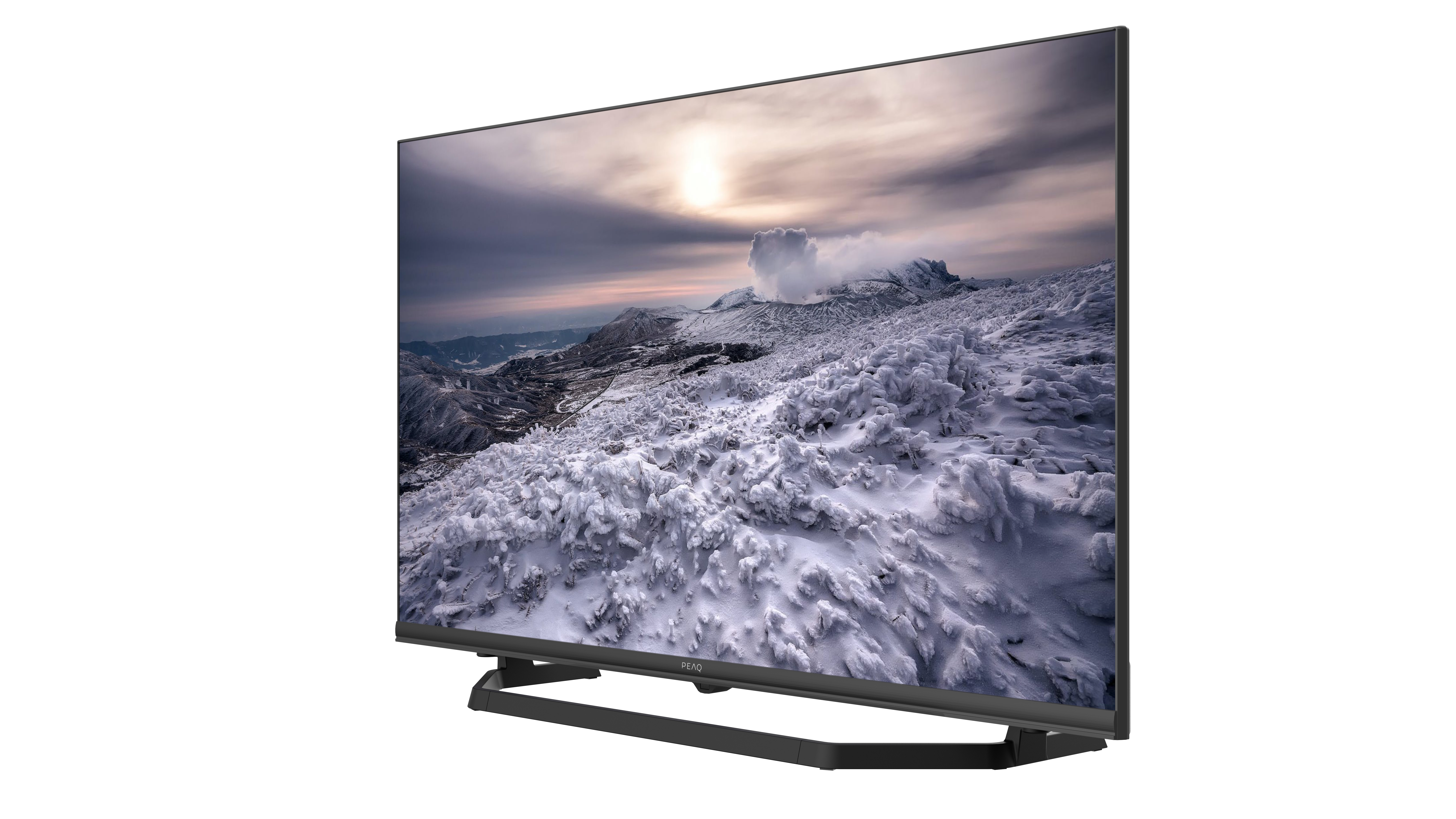 Fernseher auf einem Ständer, zeigt eine Winterlandschaft mit Schnee und Bergen. Weißer Hintergrund.