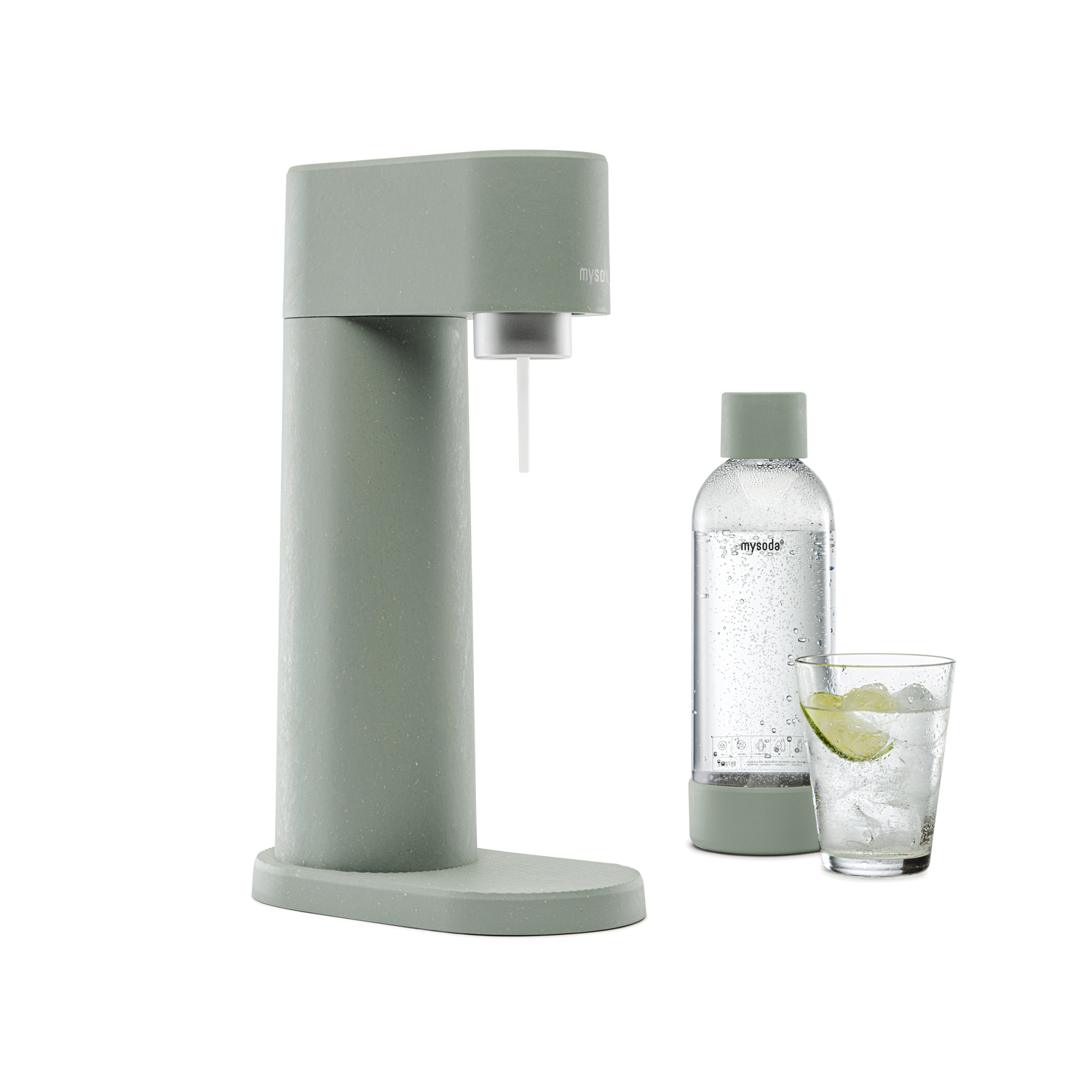 Une machine à soda, une bouteille et un verre avec de la glace et du citron vert sur fond blanc.