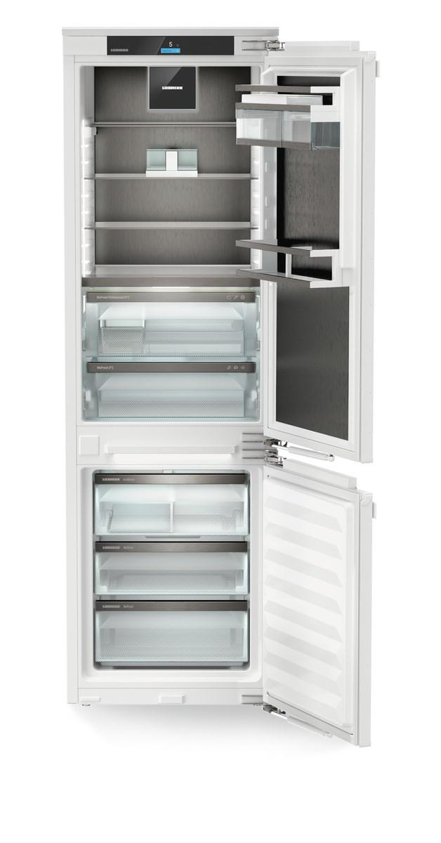Ein weißer Kühlschrank mit geöffneten Türen, der Regale und Schubladen zeigt.