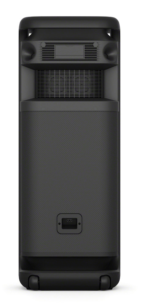 Widok z tyłu wysokiego, czarnego głośnika z sekcją siatkową, portem zasilania i kołami.