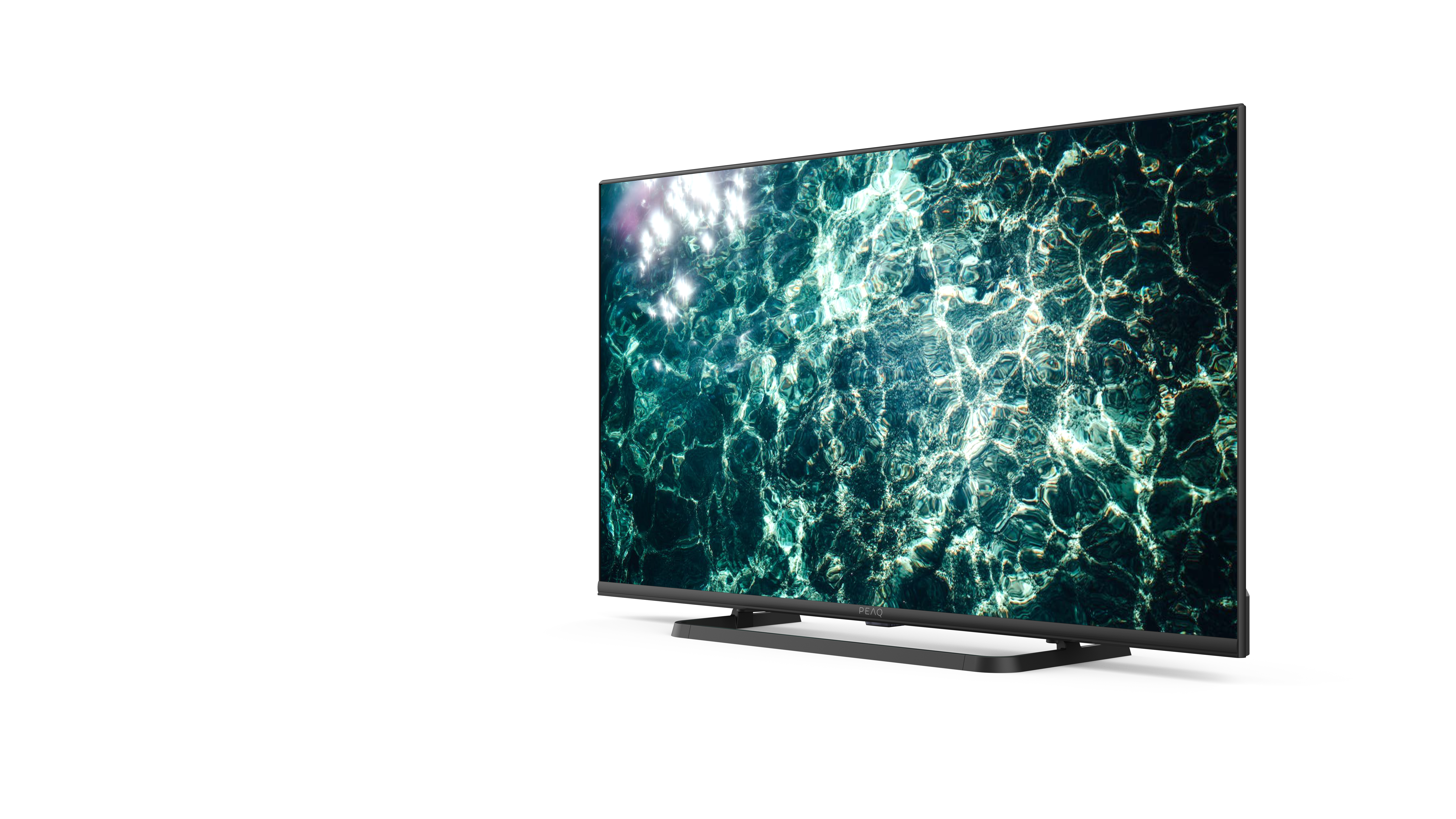 Ein moderner Fernseher mit Wasserszene, schwarzem Ständer, weißem Hintergrund links.