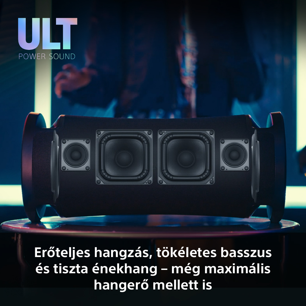 Fekete hangszóró 4 látható hangszóróval. Szöveg: ULT POWER SOUND. Fekete háttér elmosódott fényekkel.