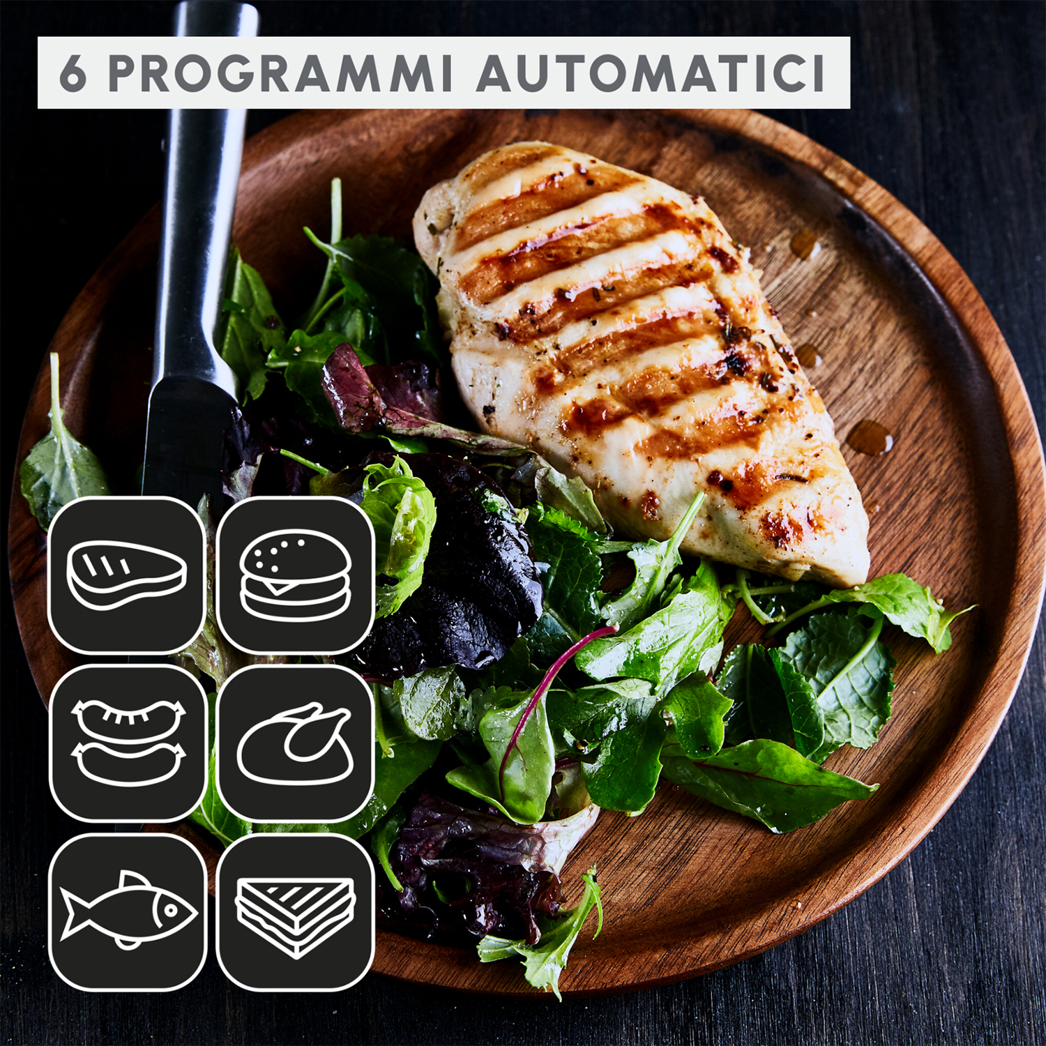 Petto di pollo grigliato su un piatto di legno con insalata e icone di programmi di cottura.