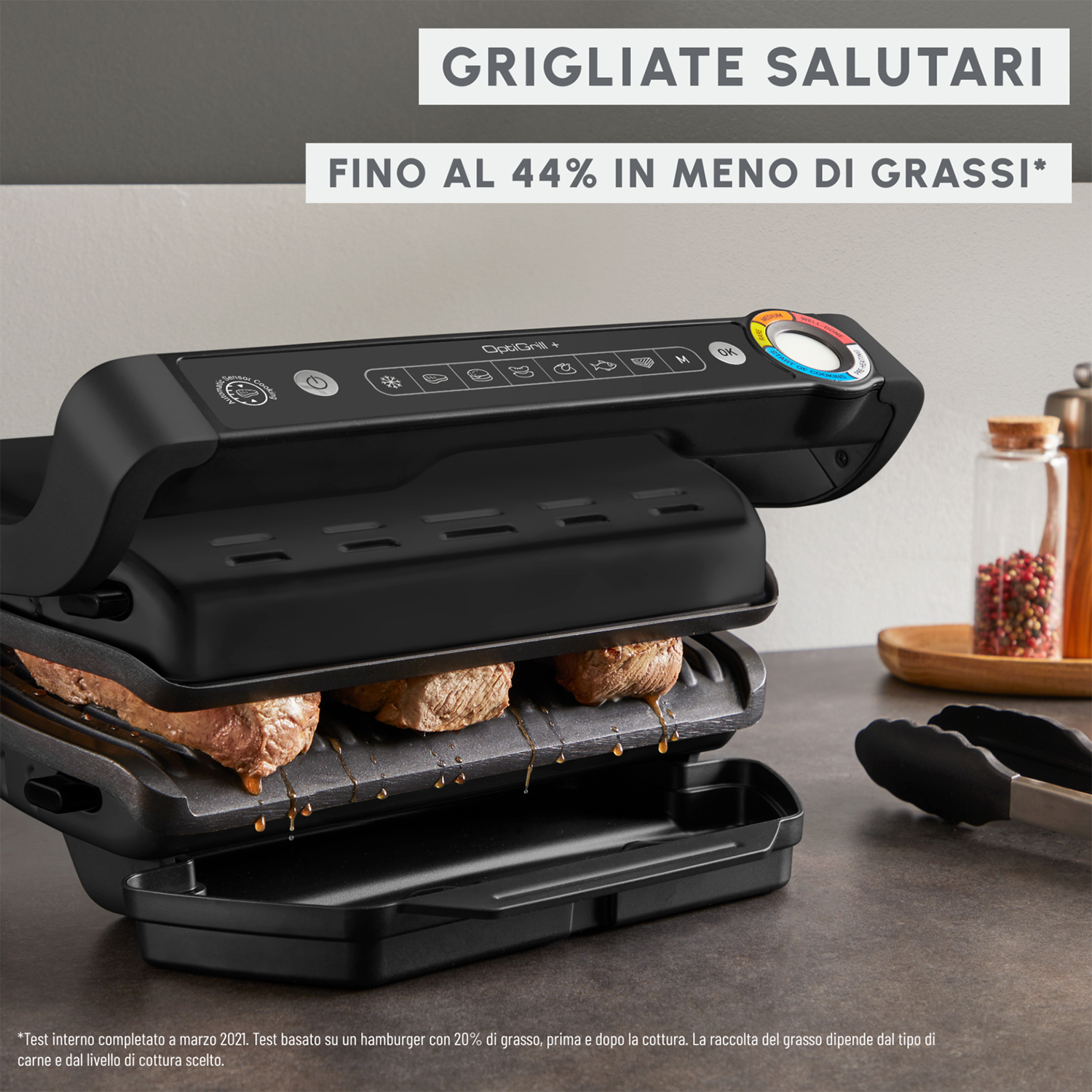 Una griglia nera da interno con carne che cuoce sulle griglie con testo sopra.