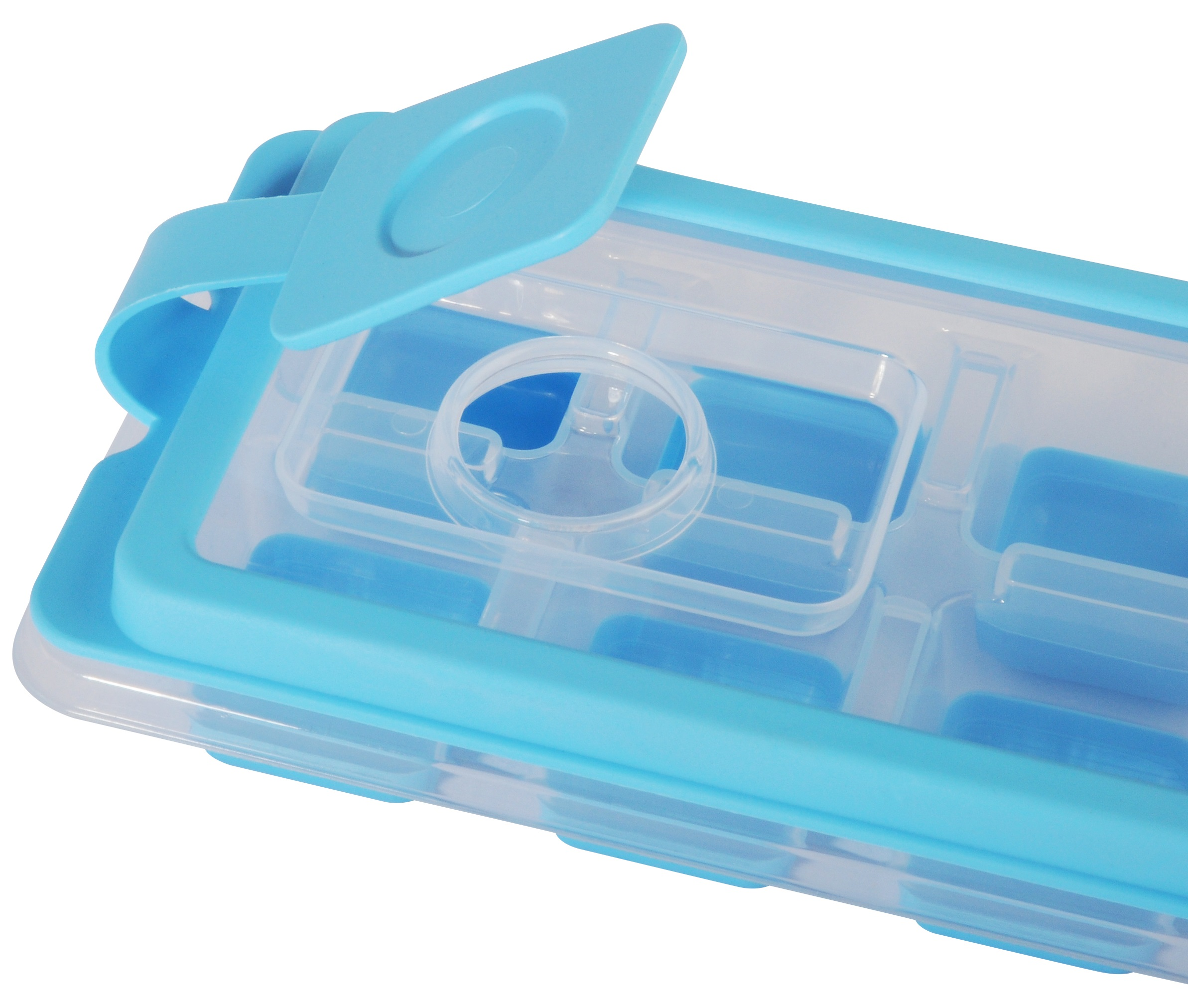 Niebieska tacka na kostki lodu z pokrywką. Przezroczysty plastik. Zbliżenie.