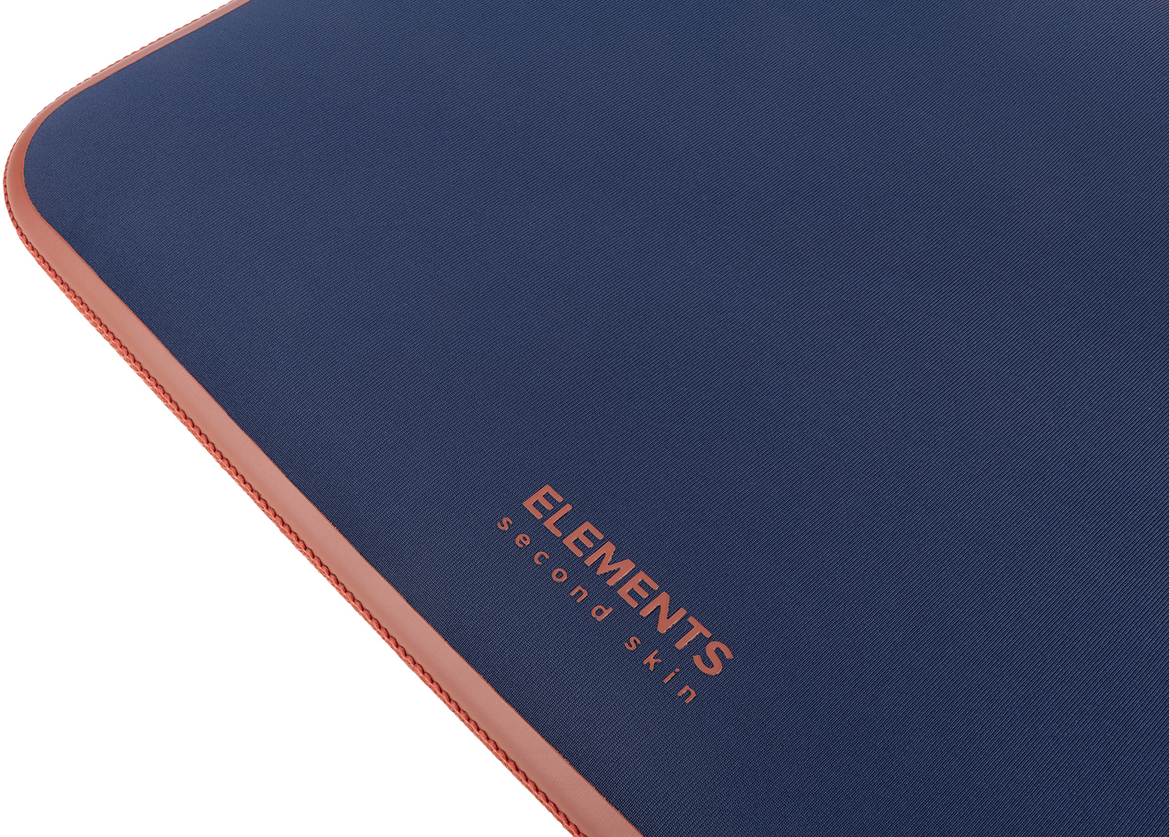 Nahaufnahme einer blauen und orangefarbenen Elements Second Skin Laptop-Hülle.