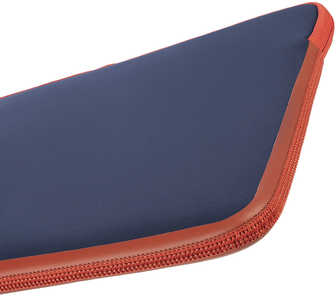 Nahaufnahme einer marineblauen Laptoptasche mit rotem Reißverschluss und Besatz.