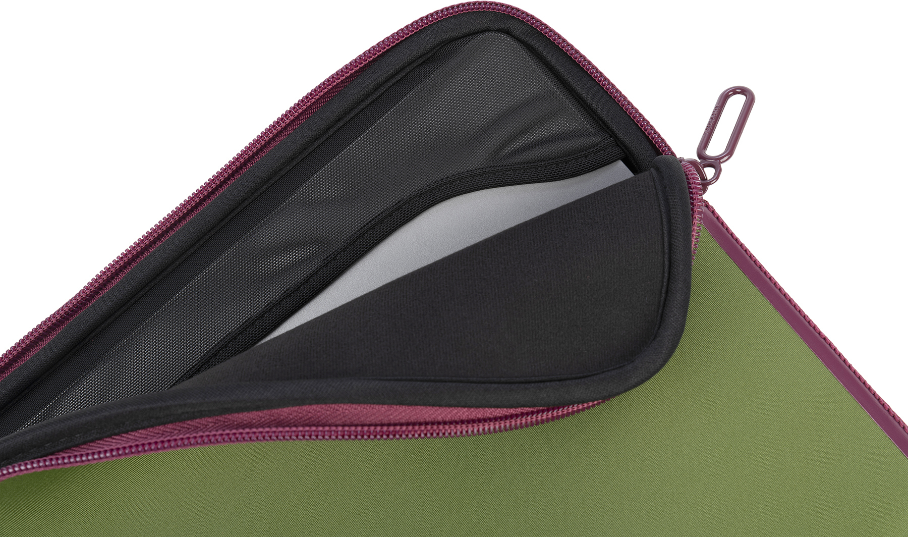 Geöffnete Laptop-Tasche mit rotem Rand, grünem Außen, schwarzem Innen, Reißverschluss.