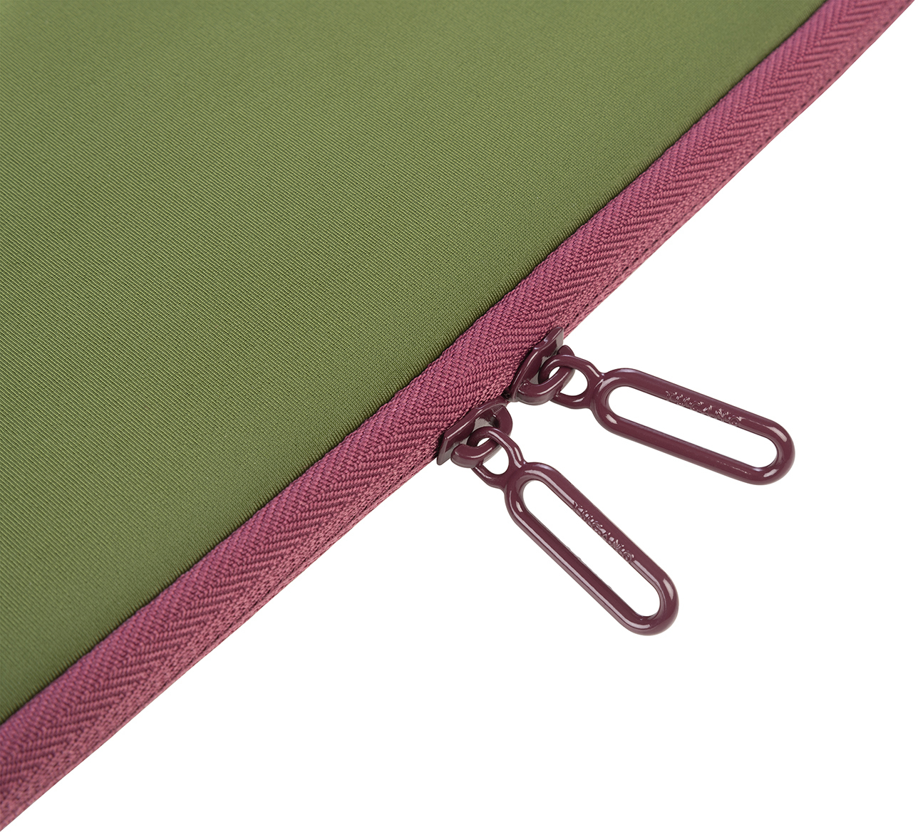 Grüne und bordeauxfarbene Laptoptasche. Zwei bordeauxfarbene Reißverschlüsse sind sichtbar.