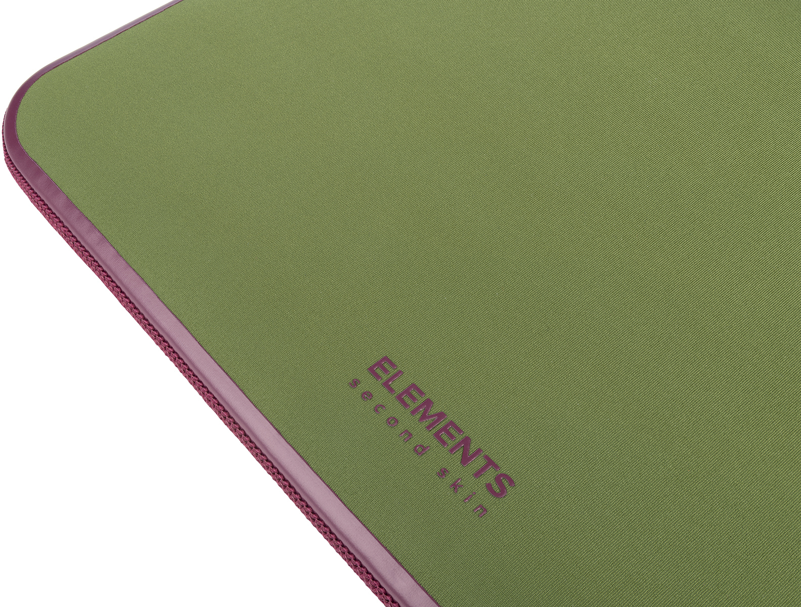 Ein grünes Mauspad mit pinkfarbenem Rand und dem Text 'ELEMENTS second skin' in Lila.