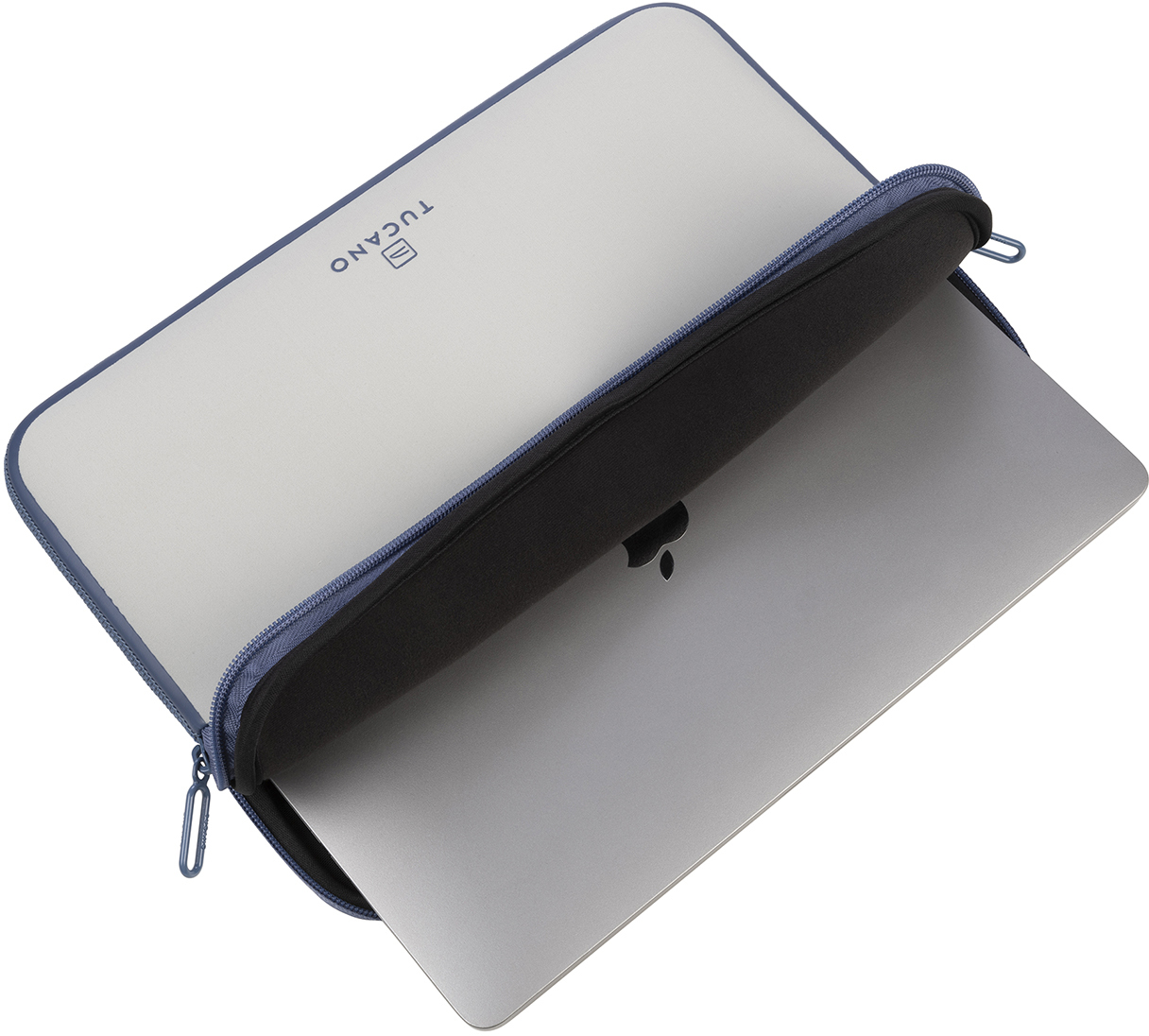 Ein Laptop in einer hellgrauen Tucano Hülle, mit teilweise geöffnetem Reißverschluss.