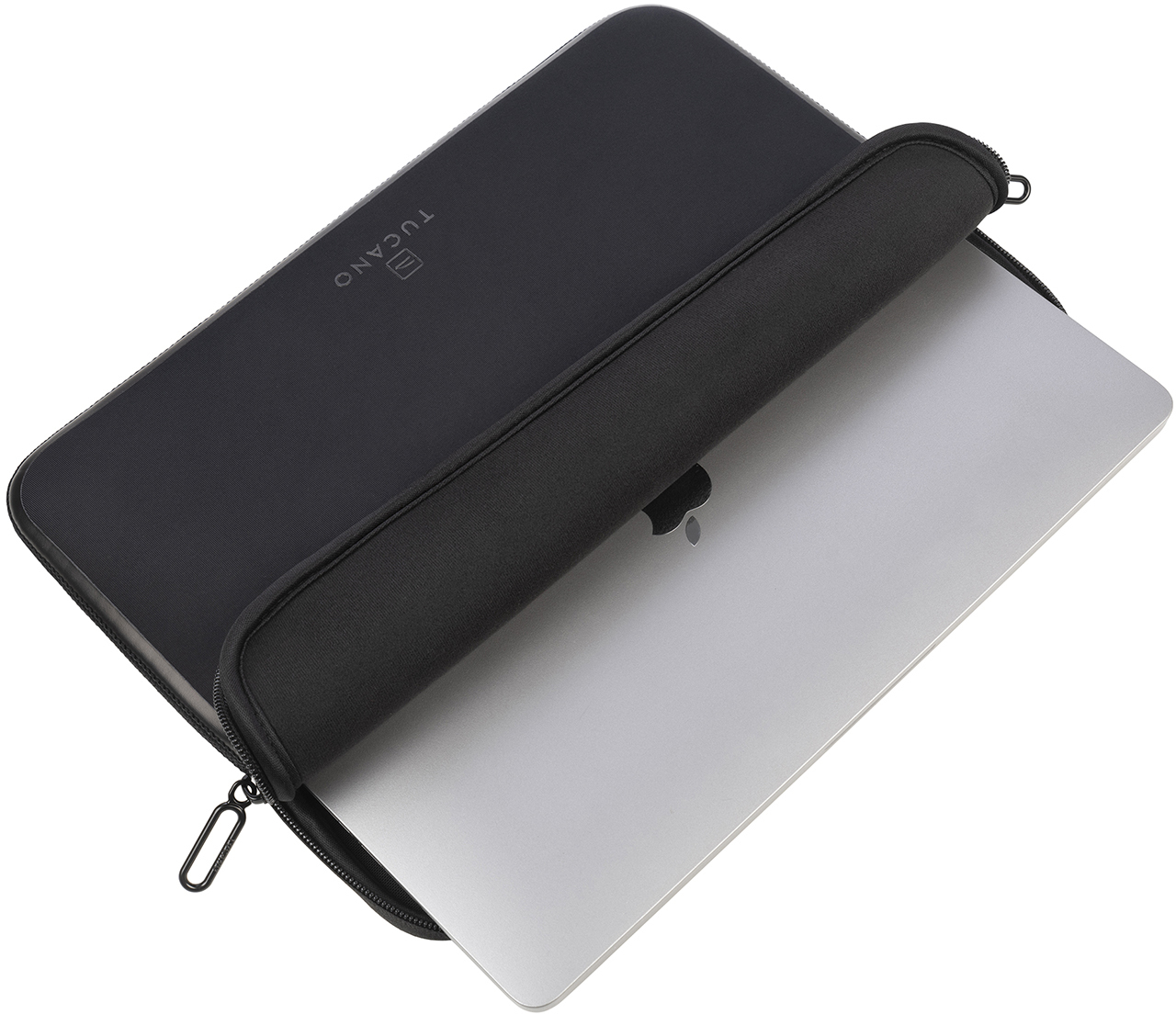 Schwarzer Laptop in einer schwarzen Laptoptasche. Tasche hat Reißverschluss und Logo 'Tucano'.