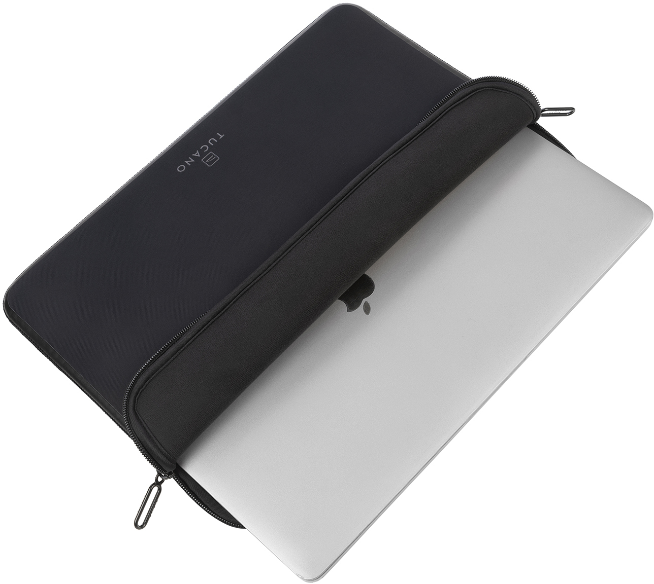 Schwarzer Laptop in einer schwarzen Tucano-Hülle, geöffnet. Weißer Hintergrund.